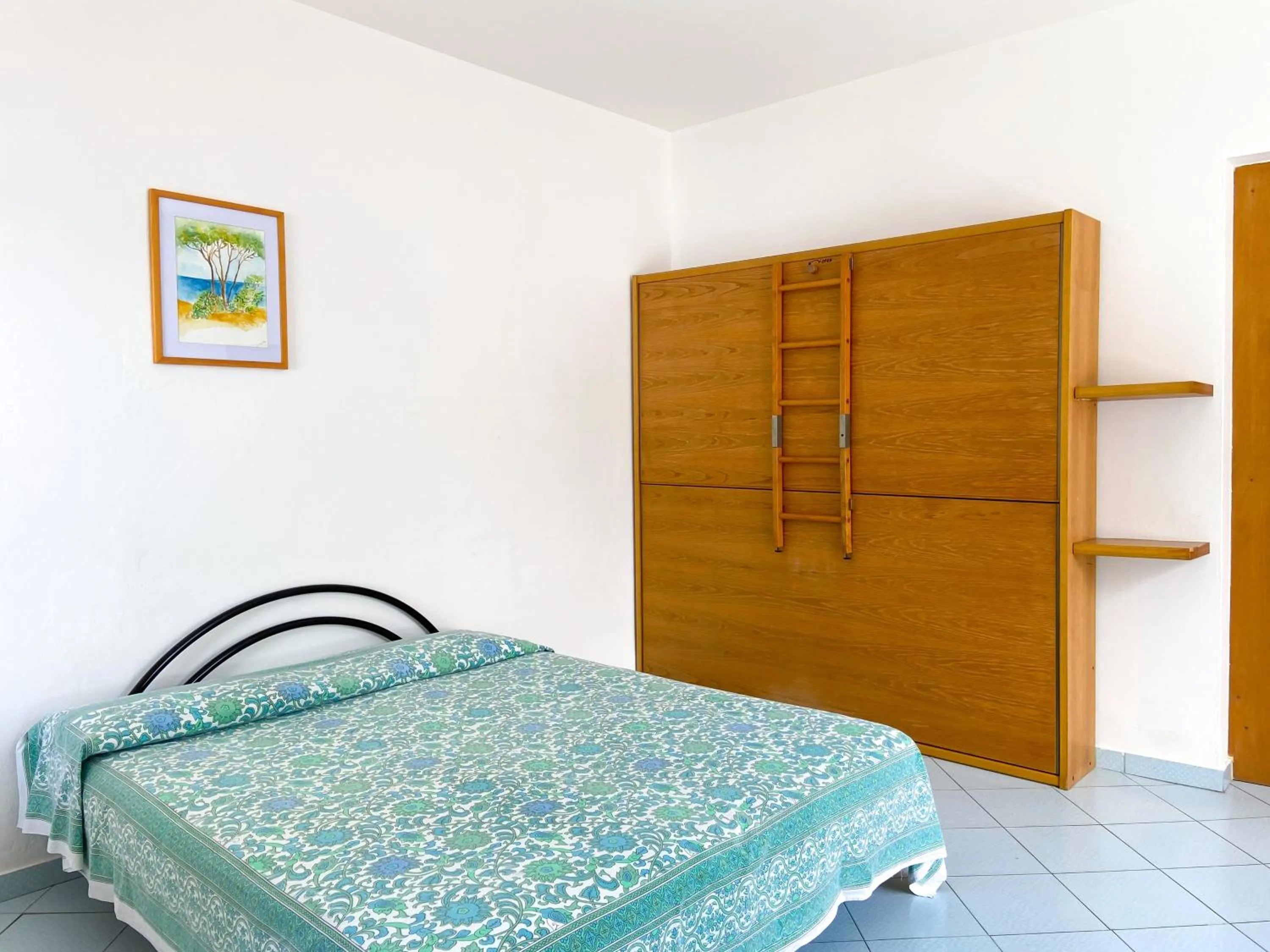 Photo of the whole room, Bed in Residence Intur