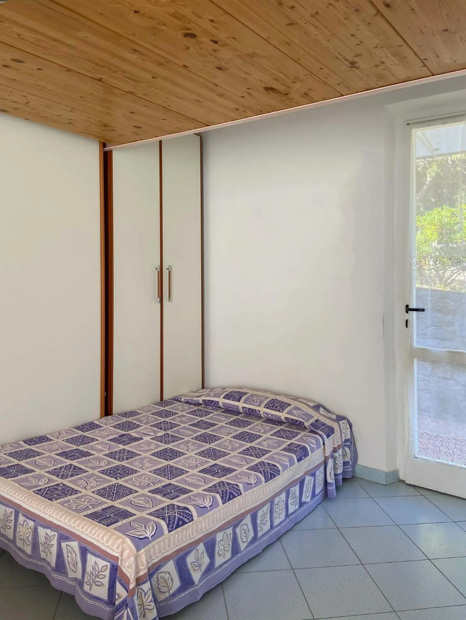 Photo of the whole room, Bed in Residence Intur