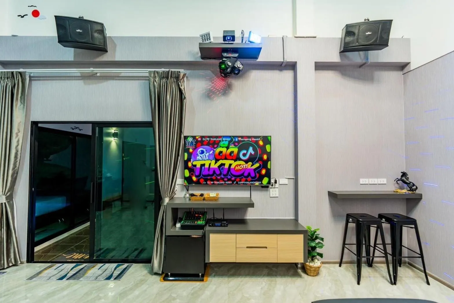 Evening entertainment in 58/20 Pool Villa