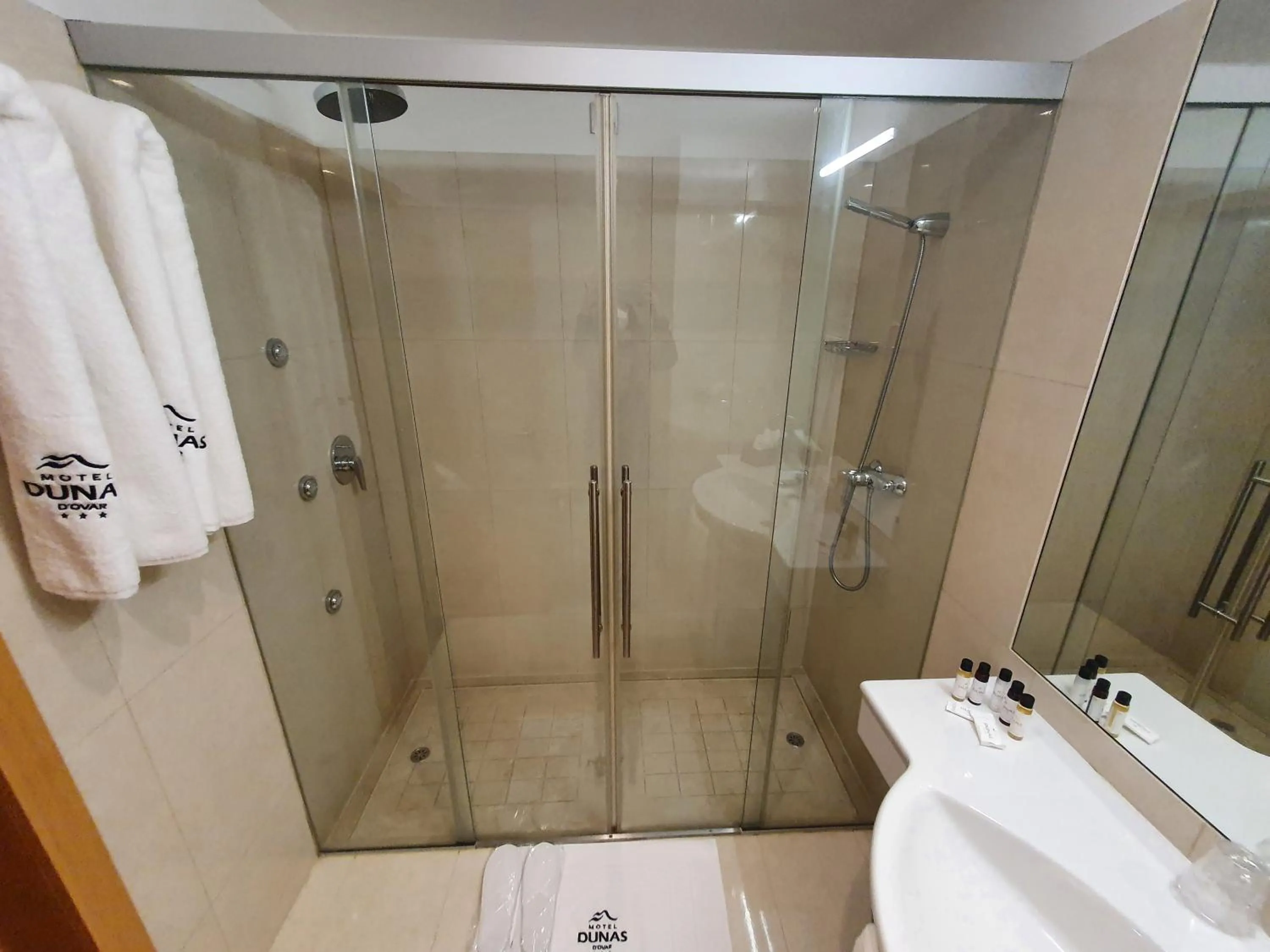 Shower in Hotel Dunas d'Ovar