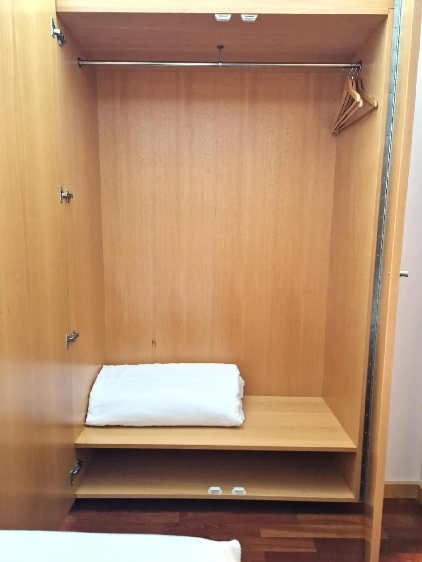 wardrobe in Hotel Dunas d'Ovar