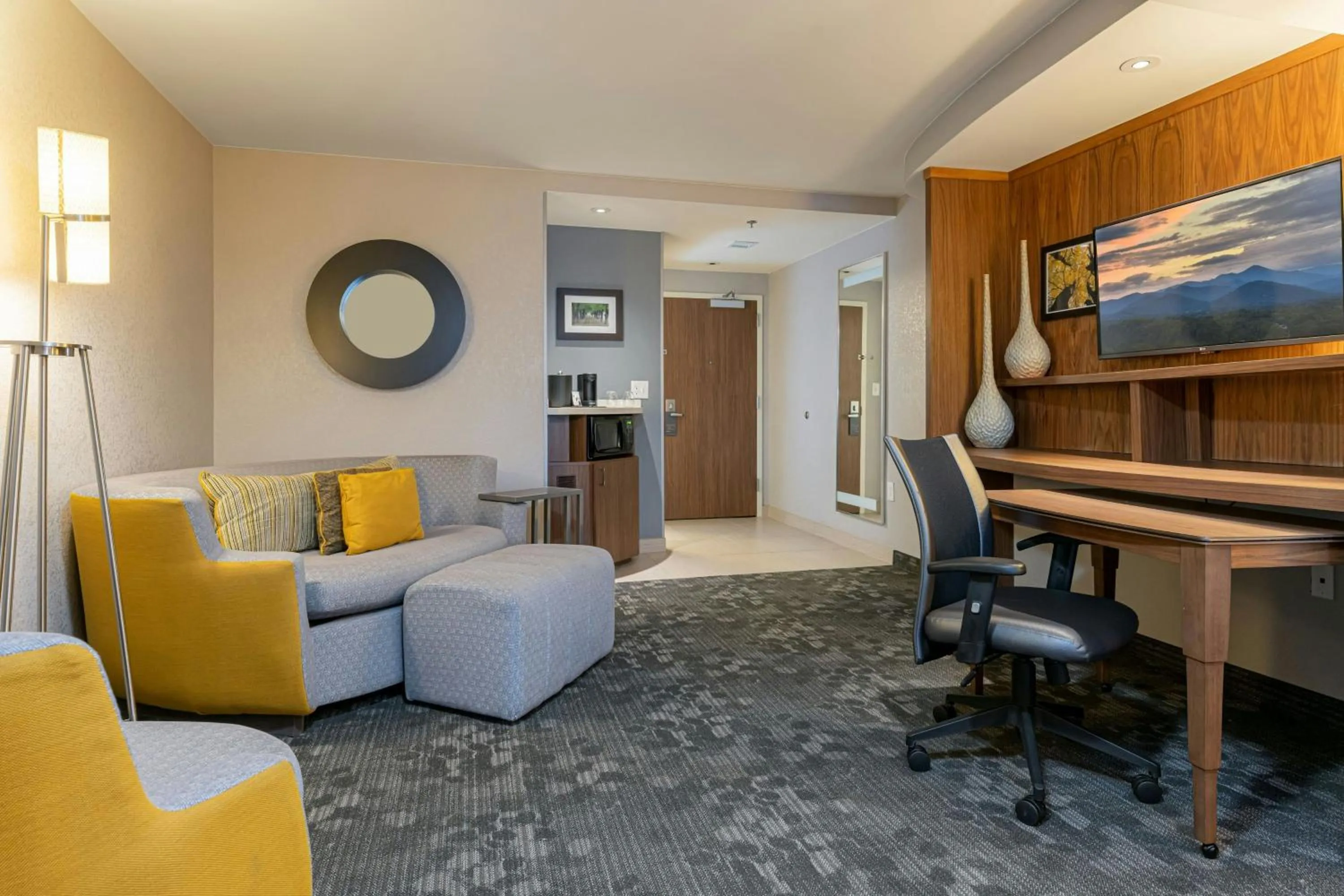 Bedroom in Courtyard by Marriott Asheville Airport