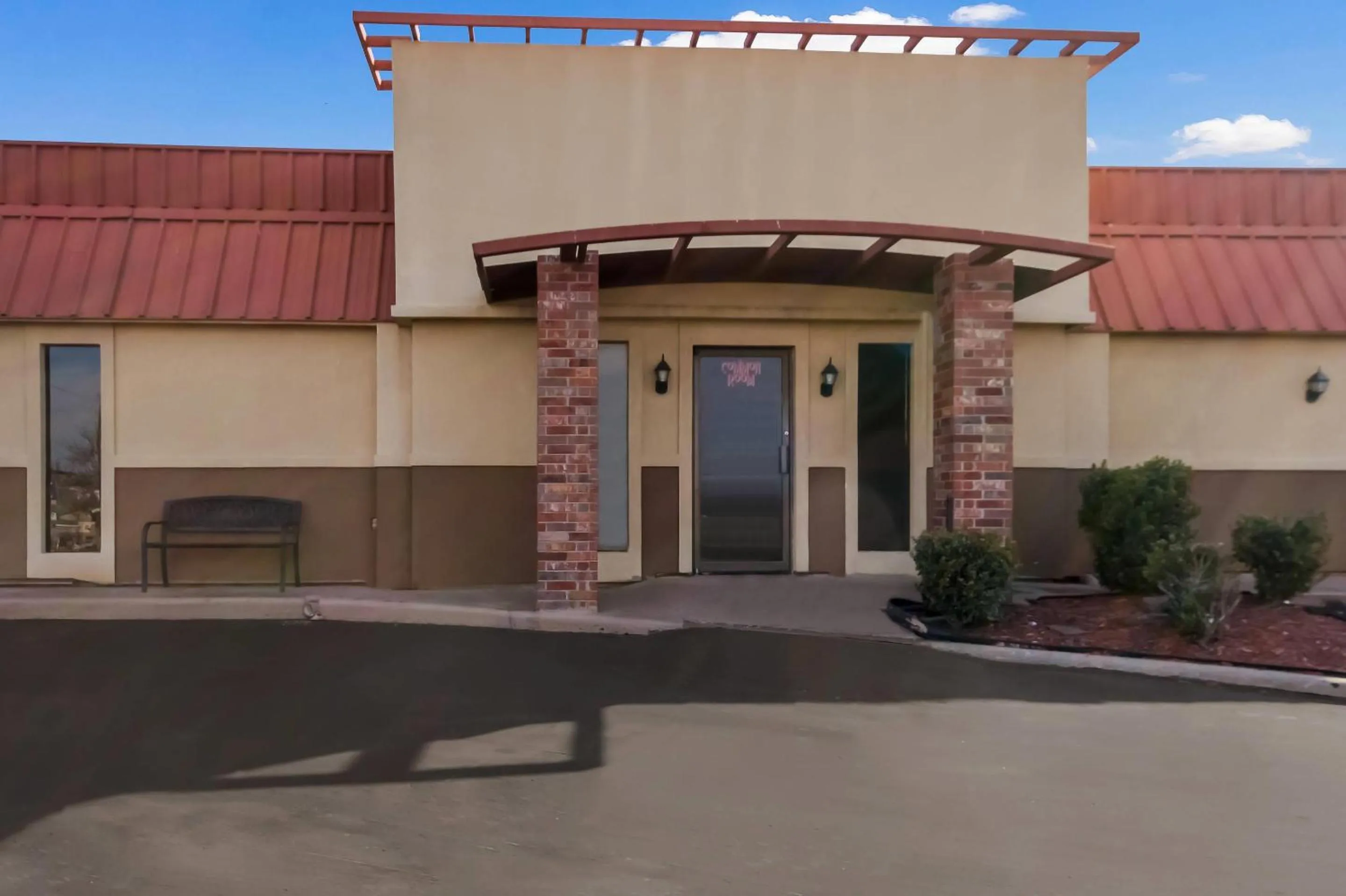 Property building in Quality Inn Chickasha
