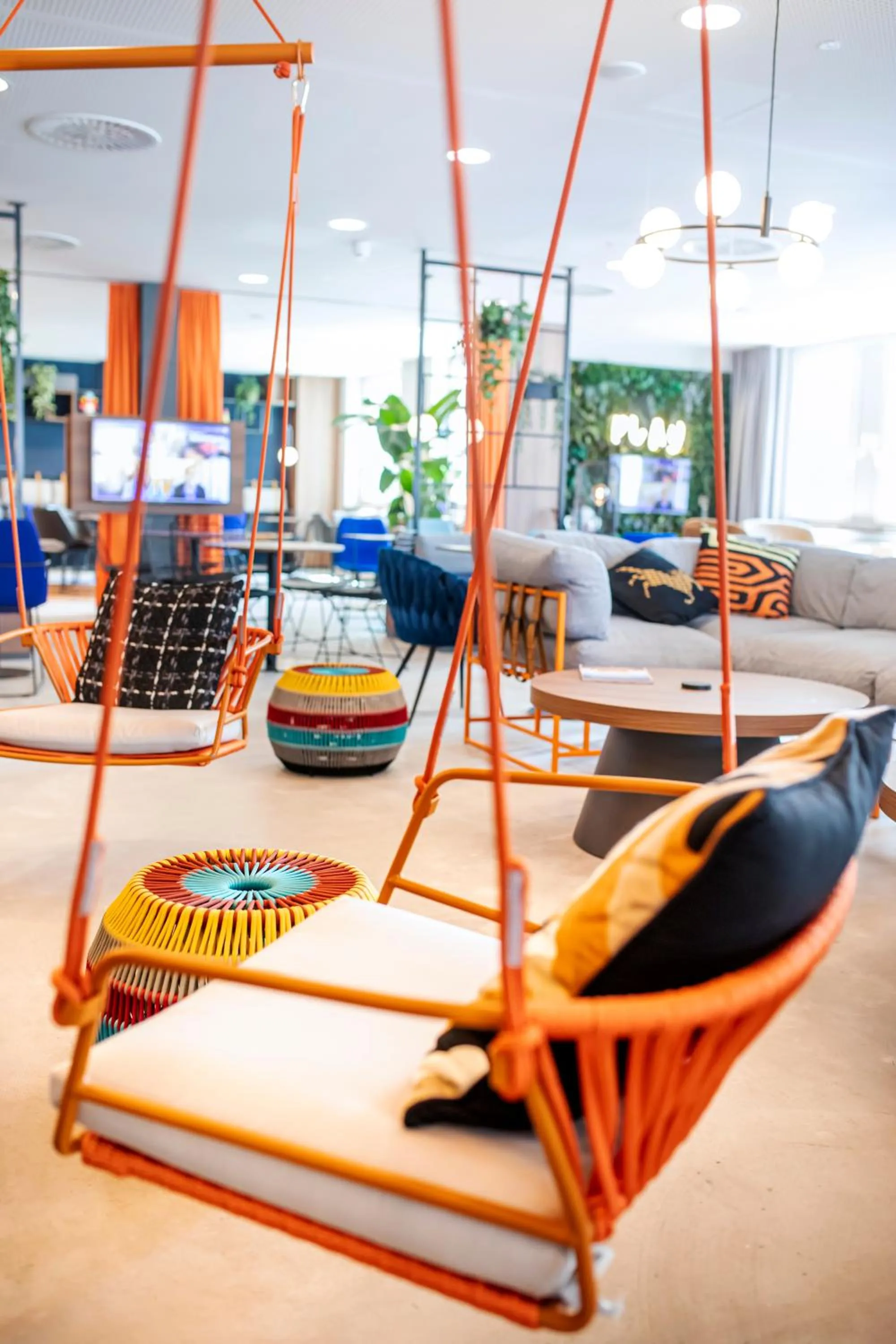 Lounge or bar in LOGINN Hotel Offenbach