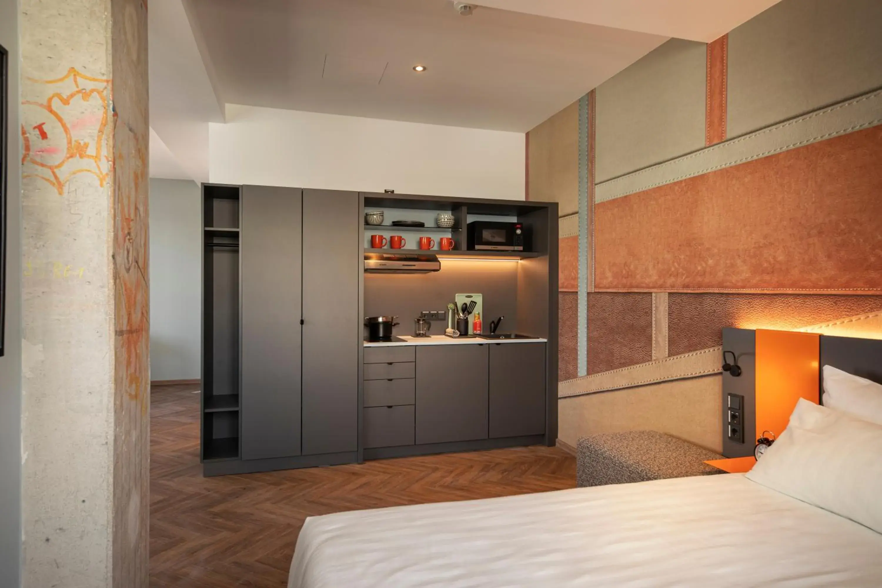 Kitchen or kitchenette, Bed in LOGINN Hotel Offenbach Kitchen or kitchenette, Bed in LOGINN Hotel Offenbach