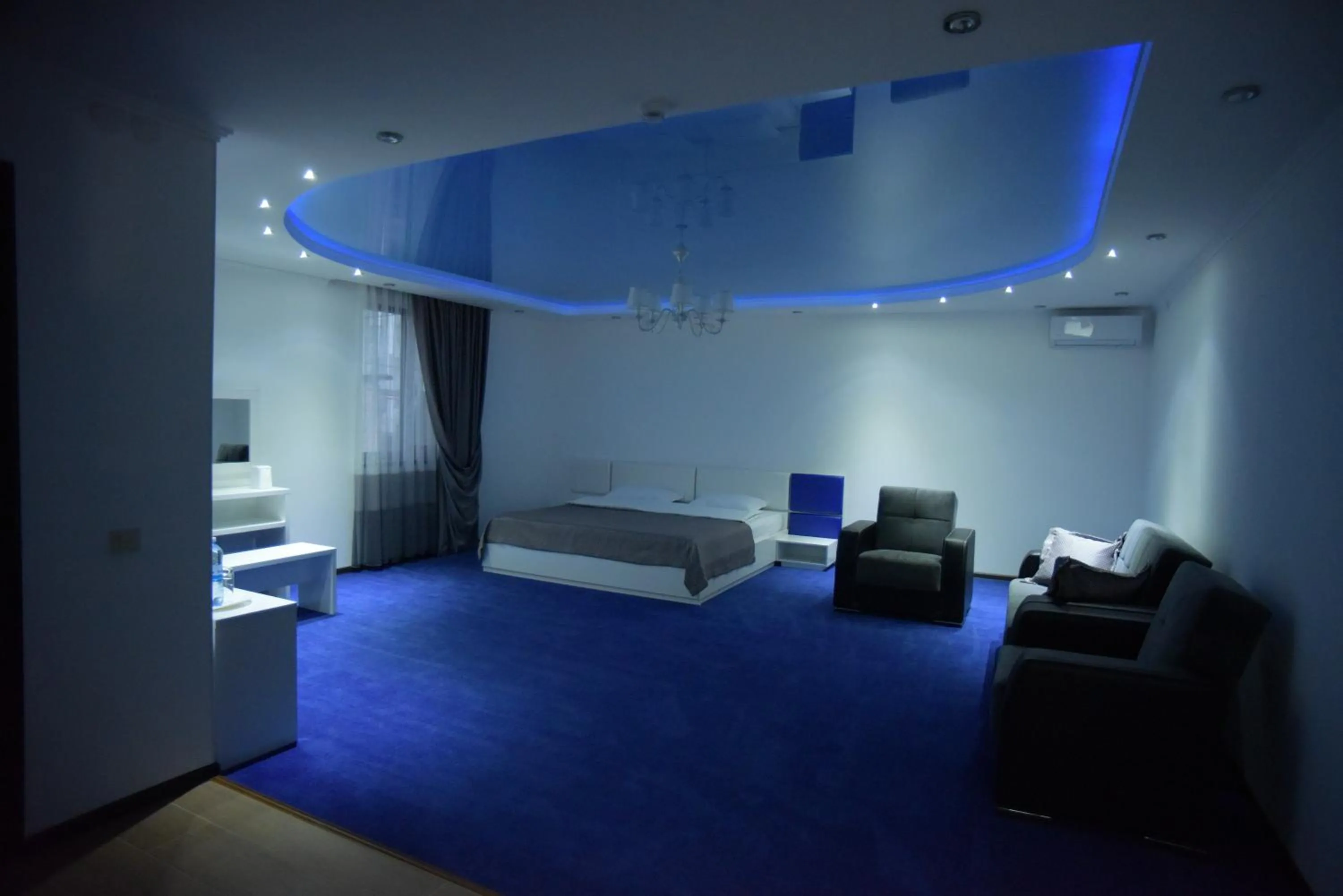 Photo of the whole room, Bed in SEQUOIA boutique hotel