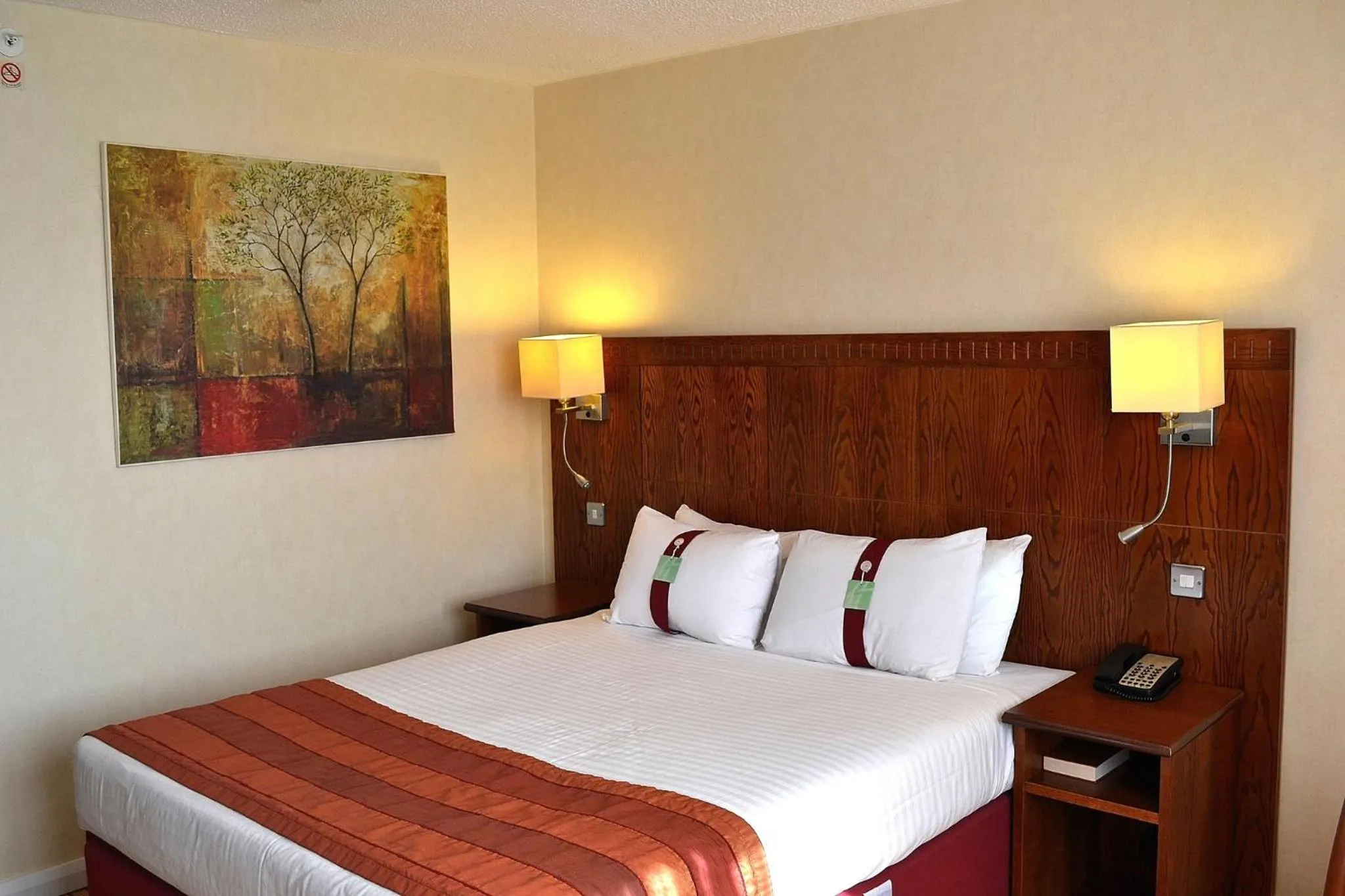 Photo of the whole room, Bed in Holiday Inn Northampton by IHG