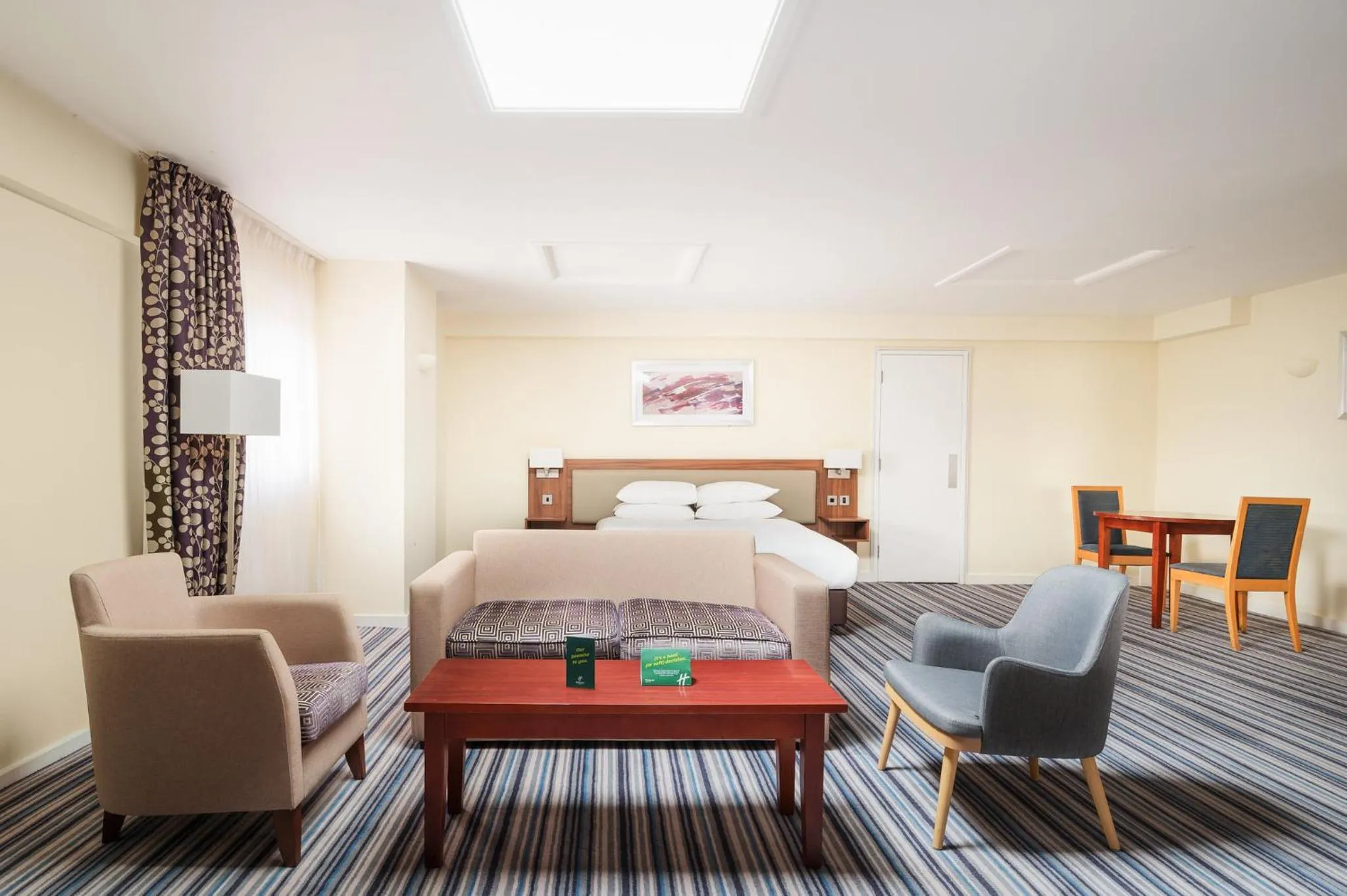 Photo of the whole room, Bed in Holiday Inn Northampton by IHG