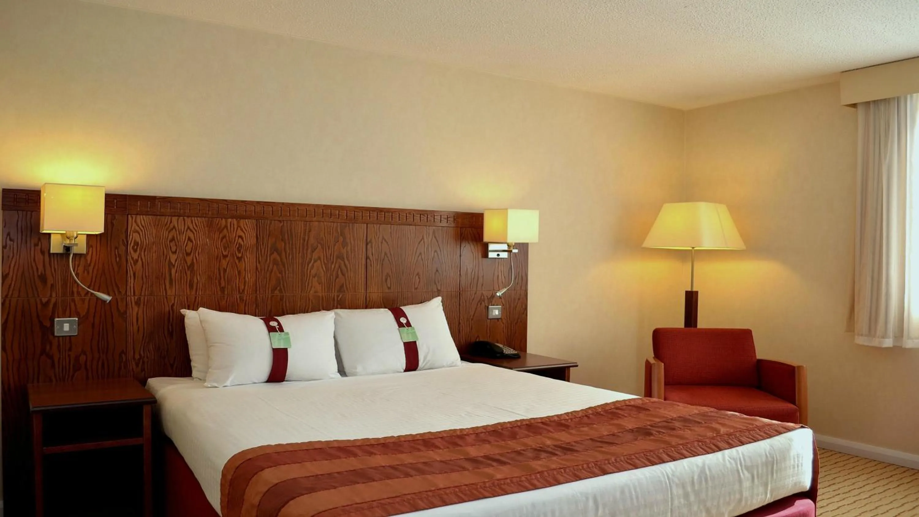 Photo of the whole room, Bed in Holiday Inn Northampton by IHG