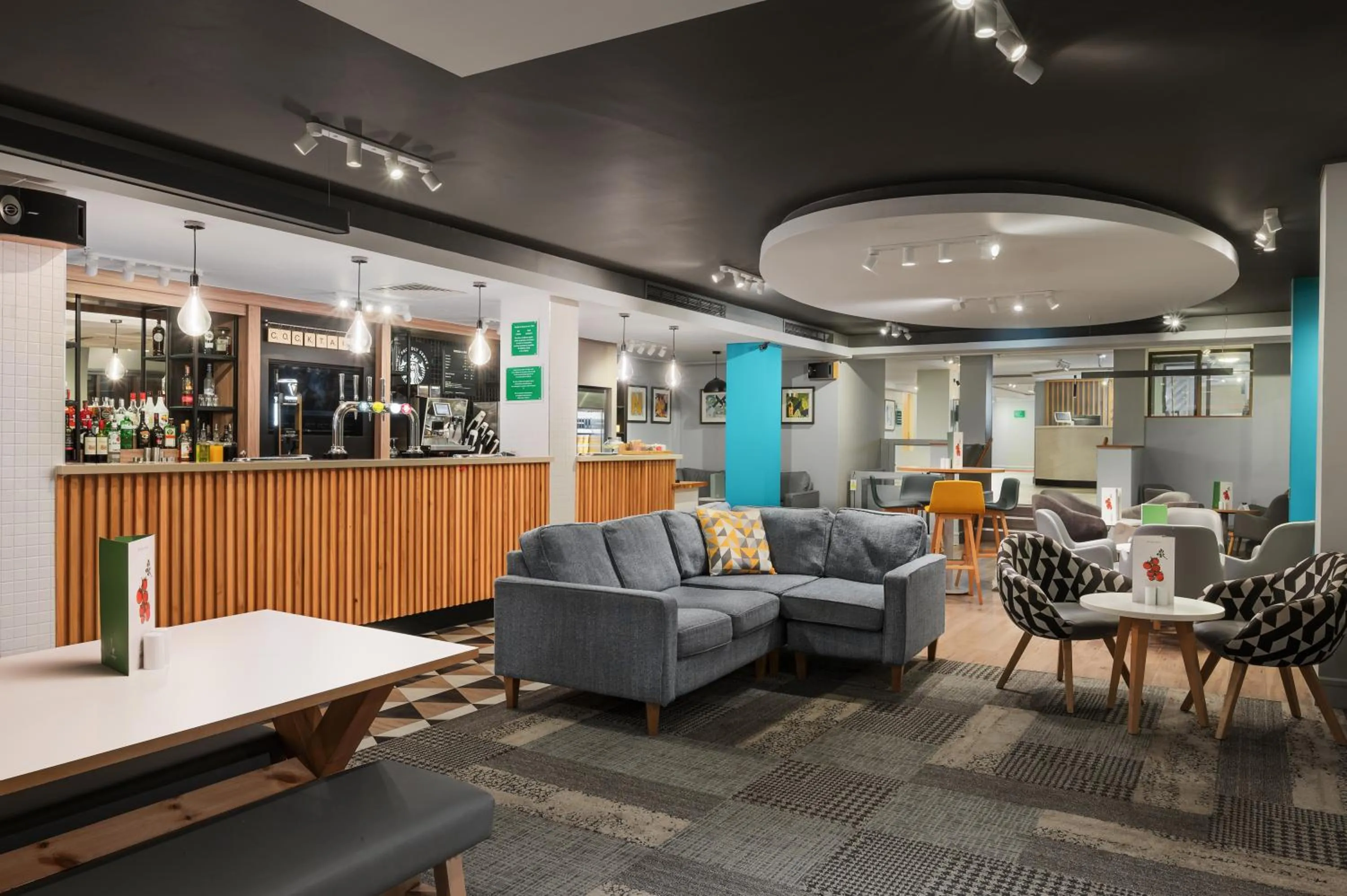 Restaurant/places to eat in Holiday Inn Northampton by IHG