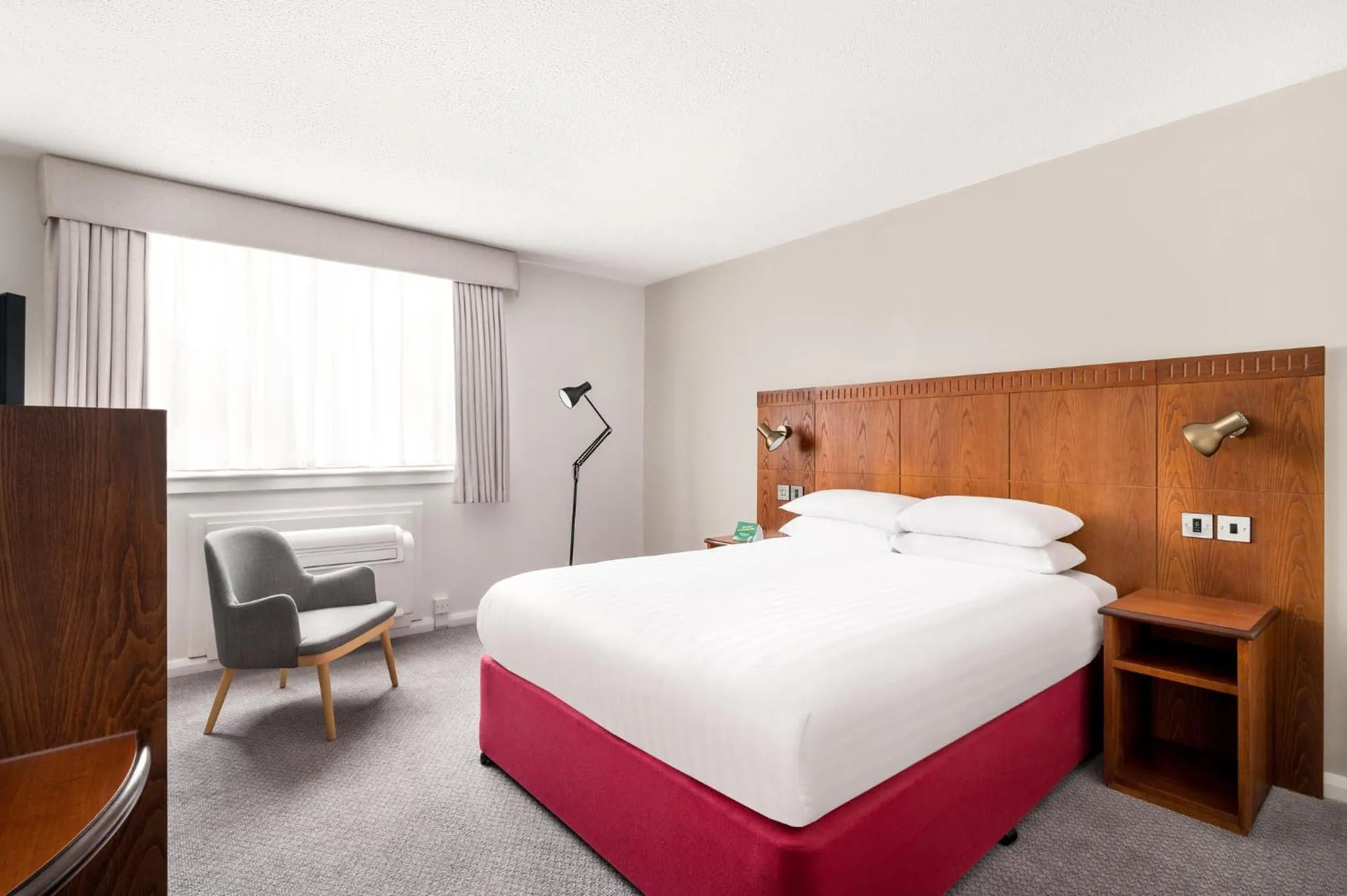 Photo of the whole room, Bed in Holiday Inn Northampton by IHG
