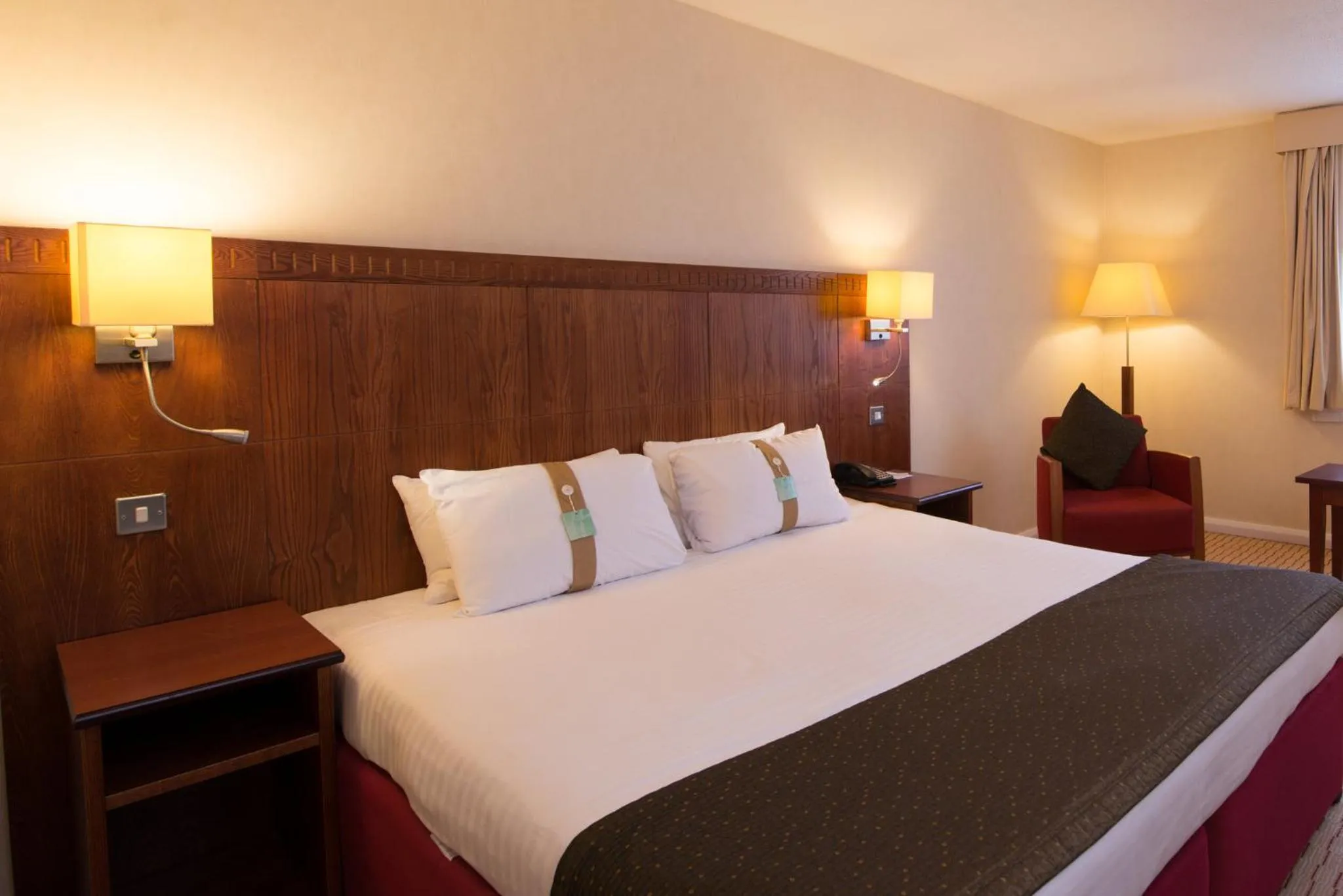 Photo of the whole room, Bed in Holiday Inn Northampton by IHG