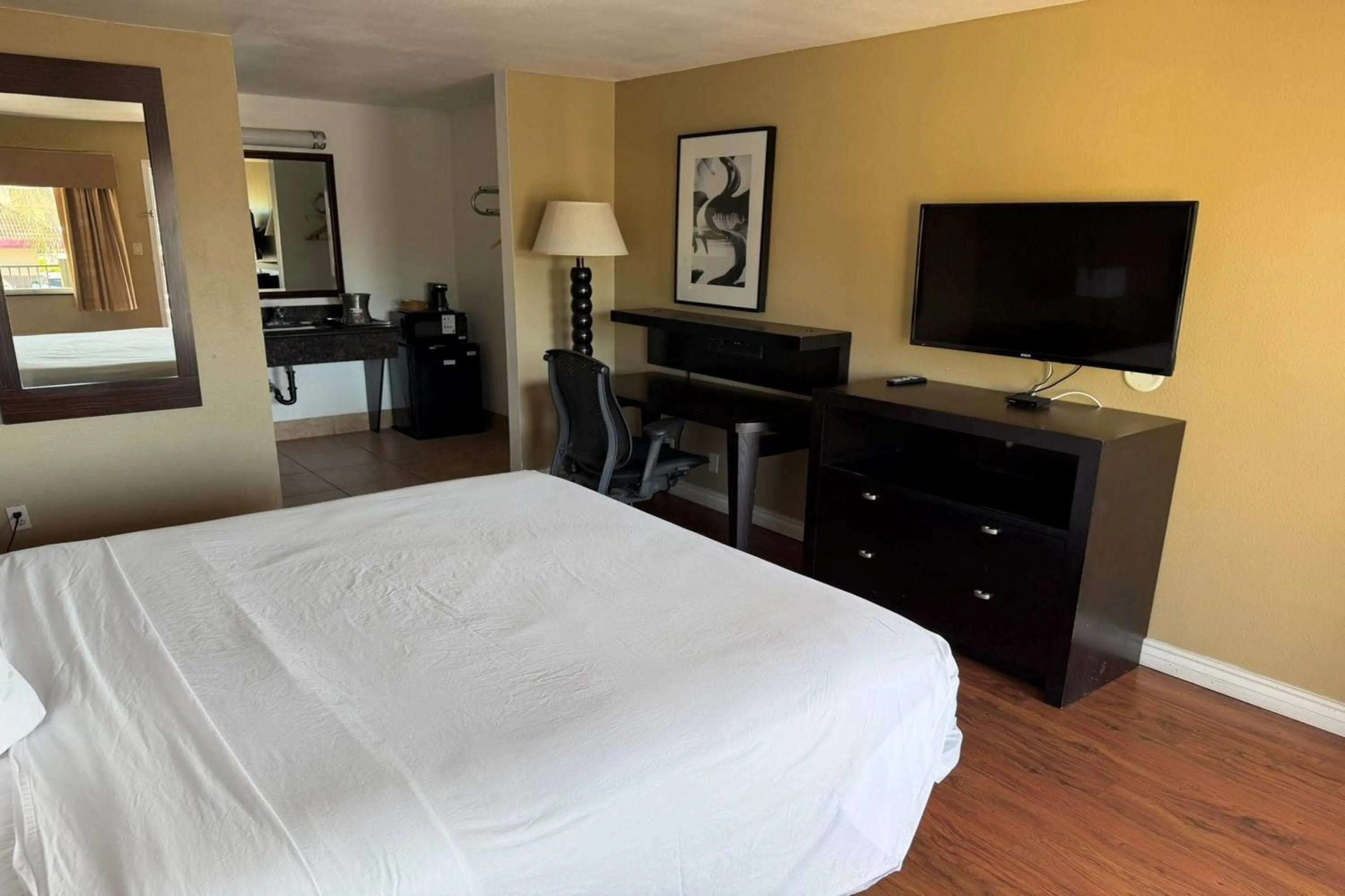 Photo of the whole room, Bed in Travelodge by Wyndham Hemet CA