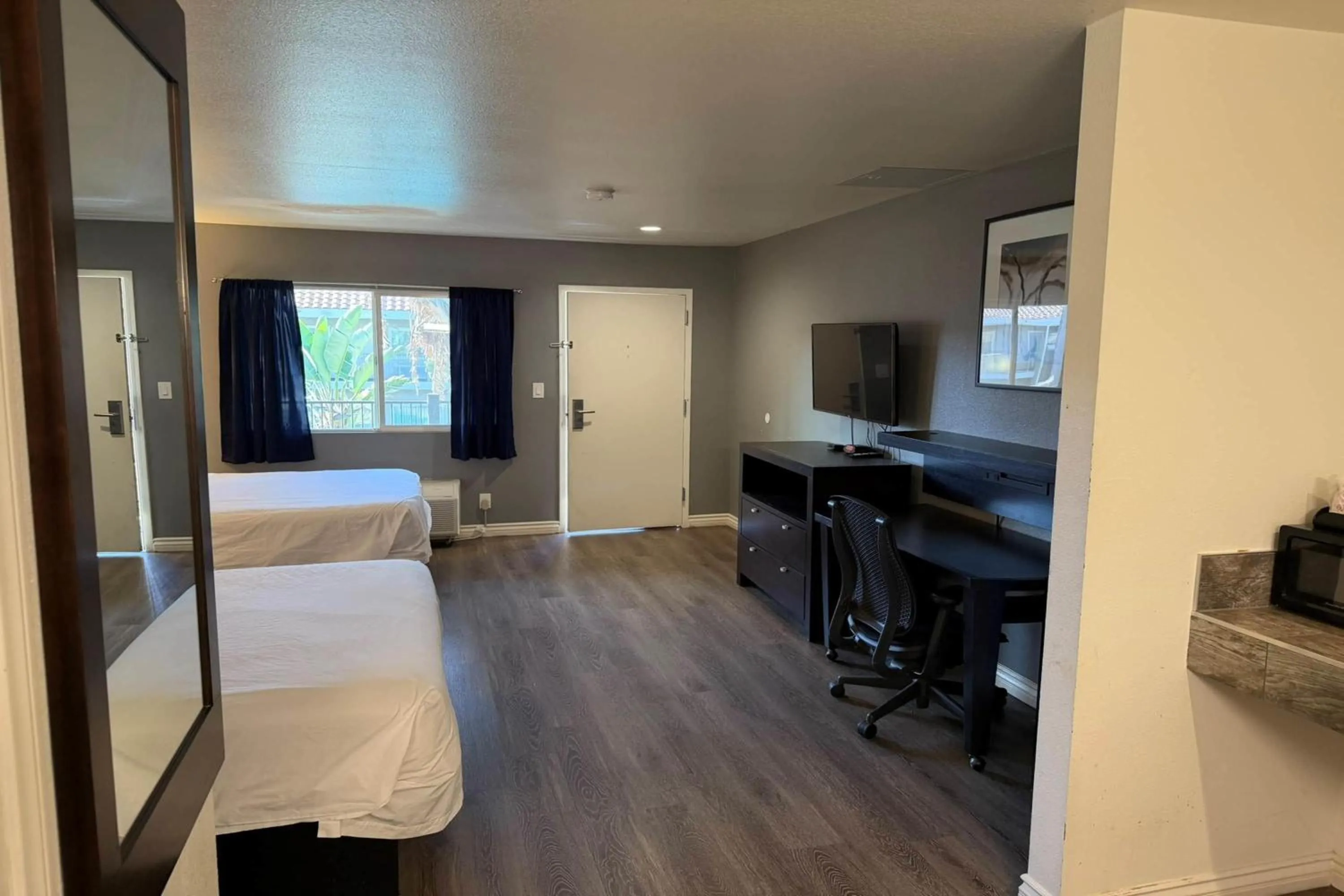 Photo of the whole room, Bed in Travelodge by Wyndham Hemet CA