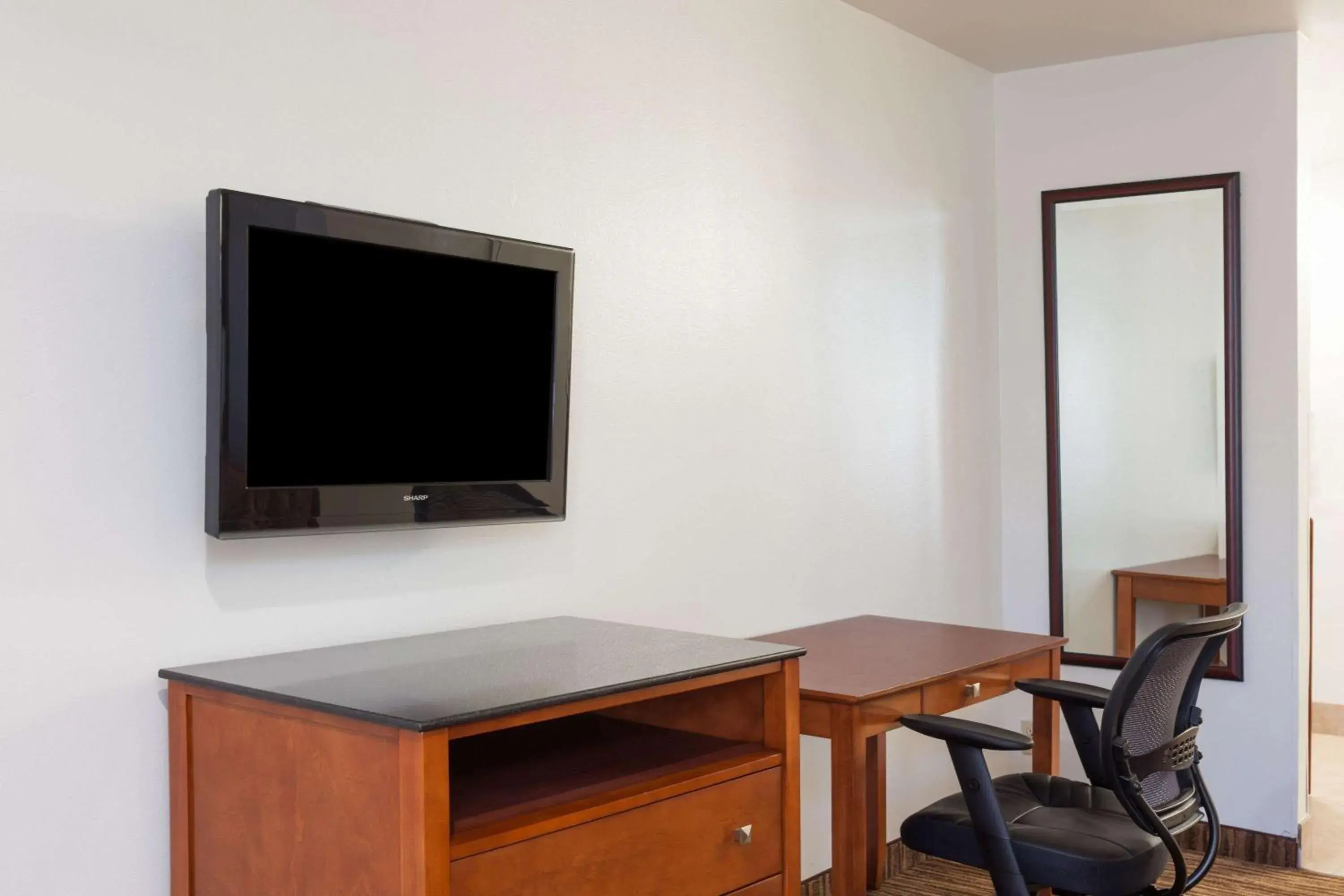 Photo of the whole room in Travelodge by Wyndham Hemet CA Photo of the whole room in Travelodge by Wyndham Hemet CA