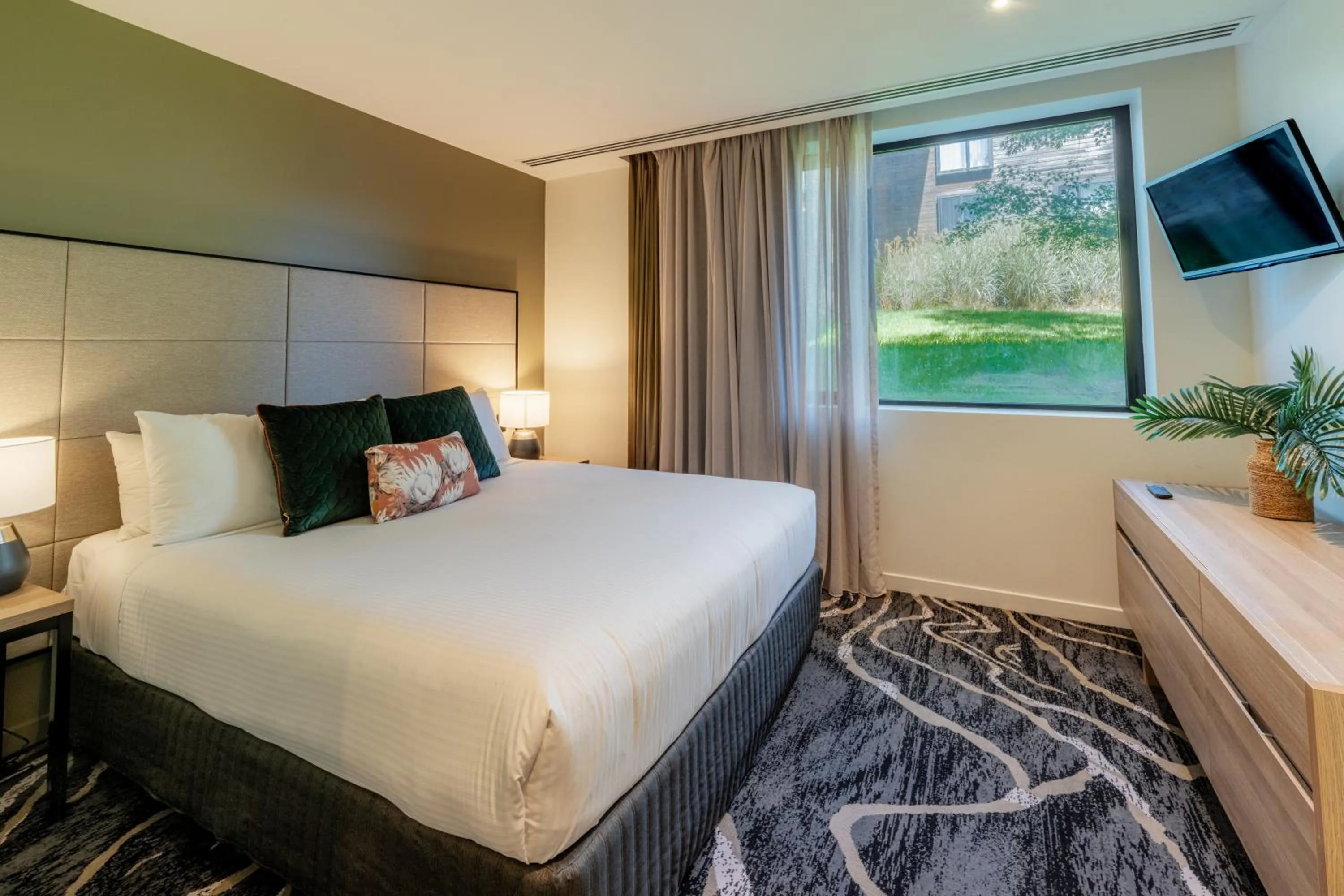 Bedroom, Bed in Peppers Marysville