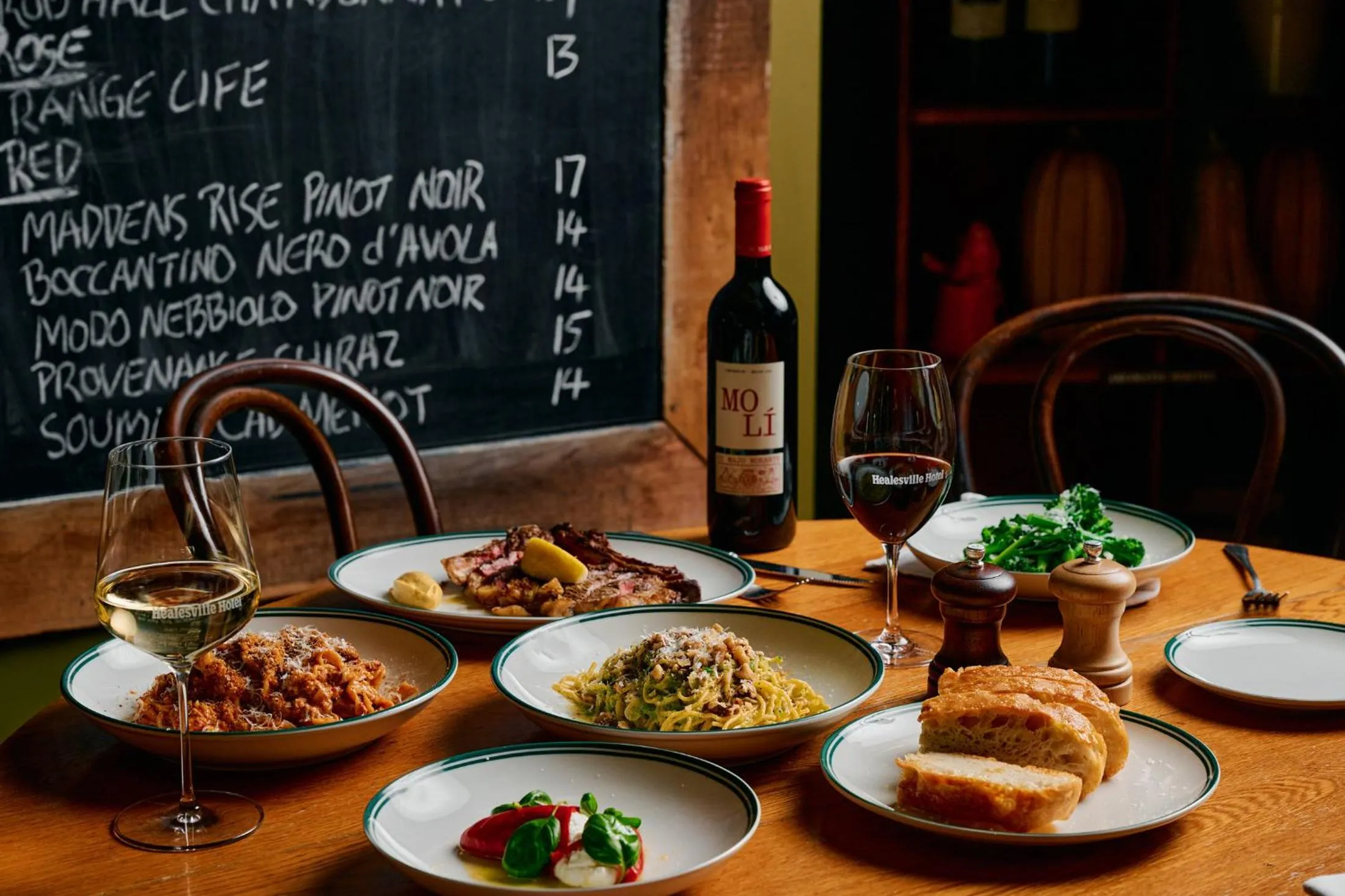 Food and drinks in Healesville Hotel