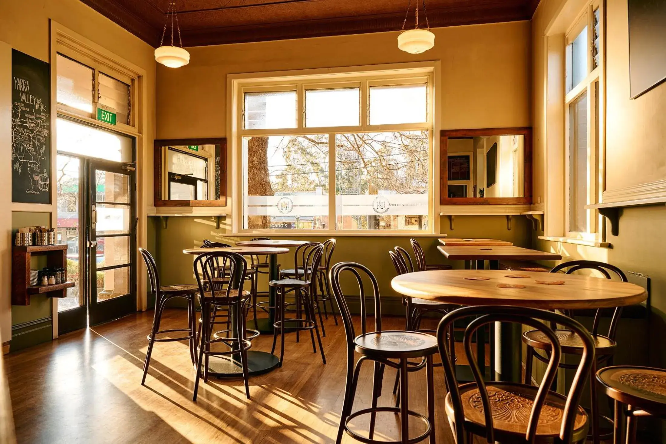 Lounge or bar in Healesville Hotel Lounge or bar in Healesville Hotel