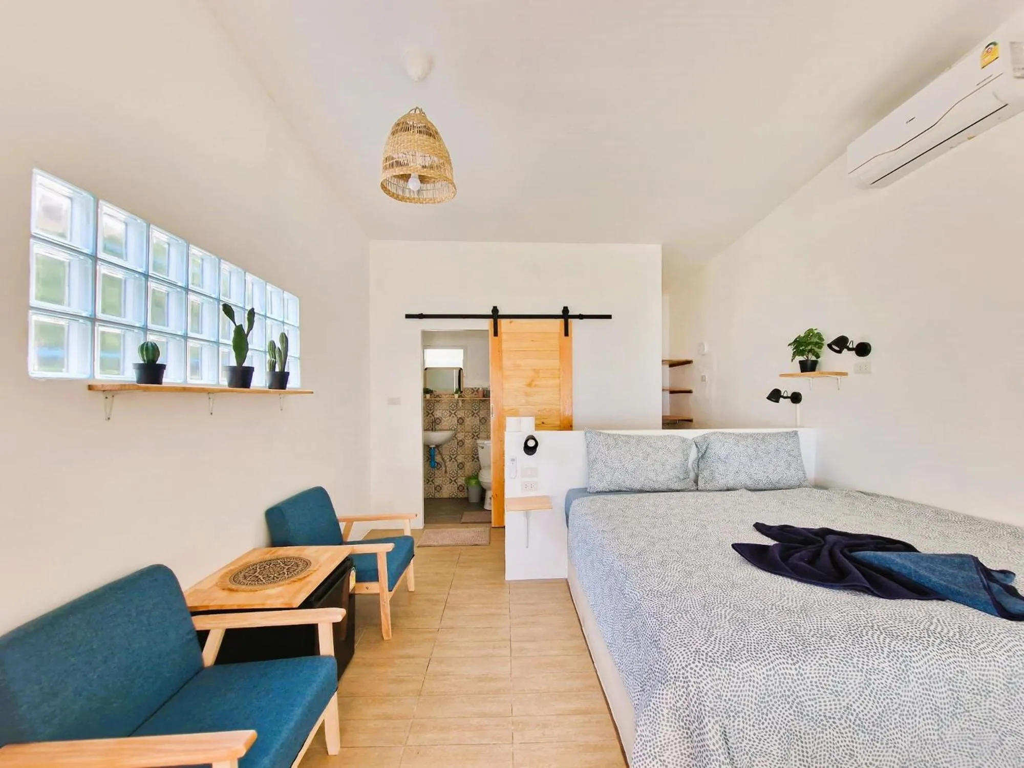 Photo of the whole room, Bed in Secret Beach Bungalows