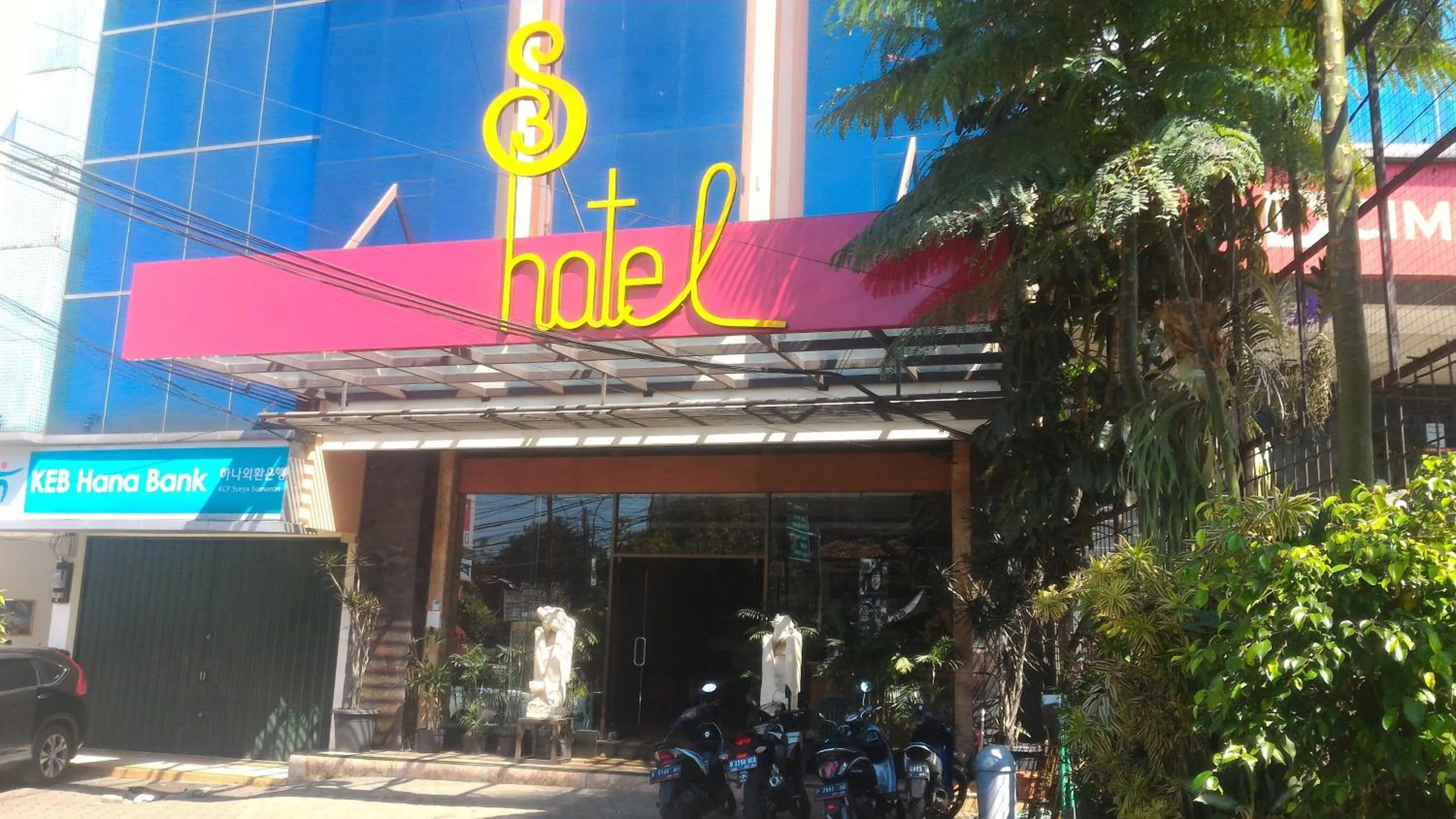 Facade/entrance in Hotel S3 Setrasari Bandung