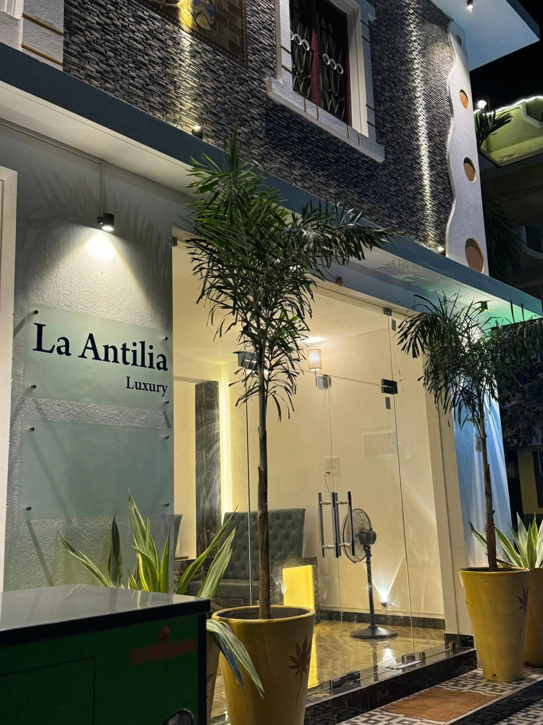 La Antilia Luxury - TIE