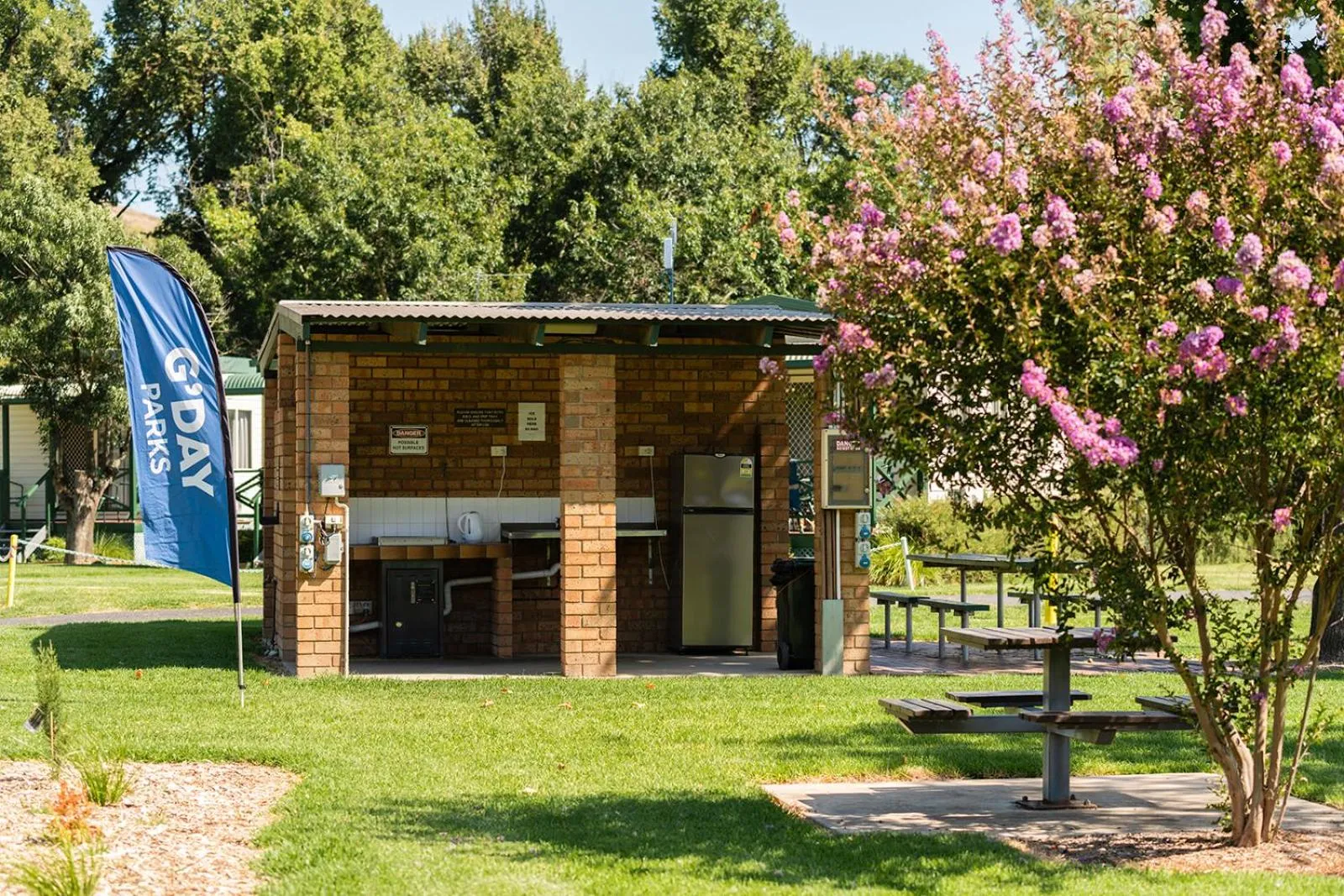 Communal kitchen in Gundagai Cabins & Tourist Park