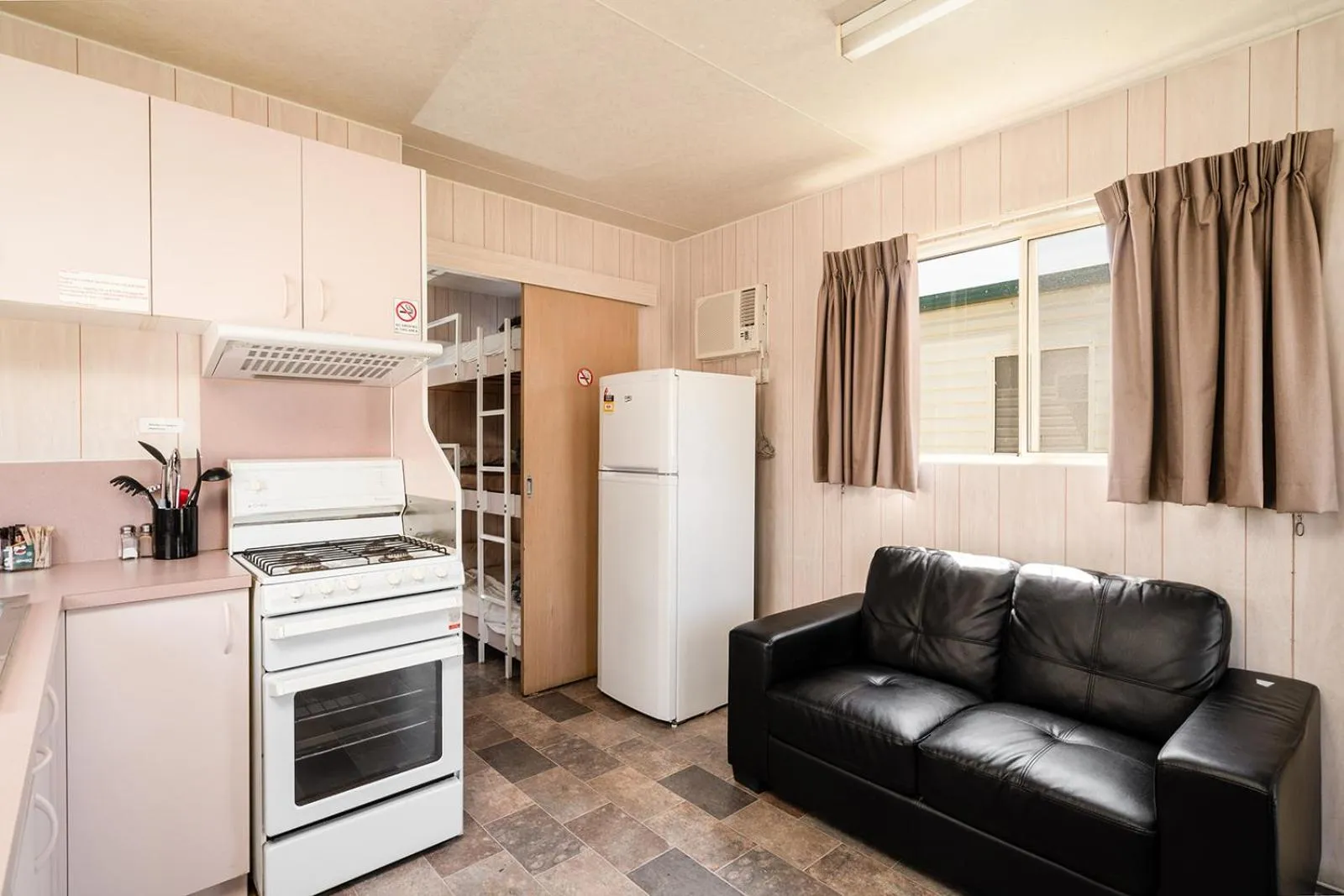 Kitchen or kitchenette in Gundagai Cabins & Tourist Park