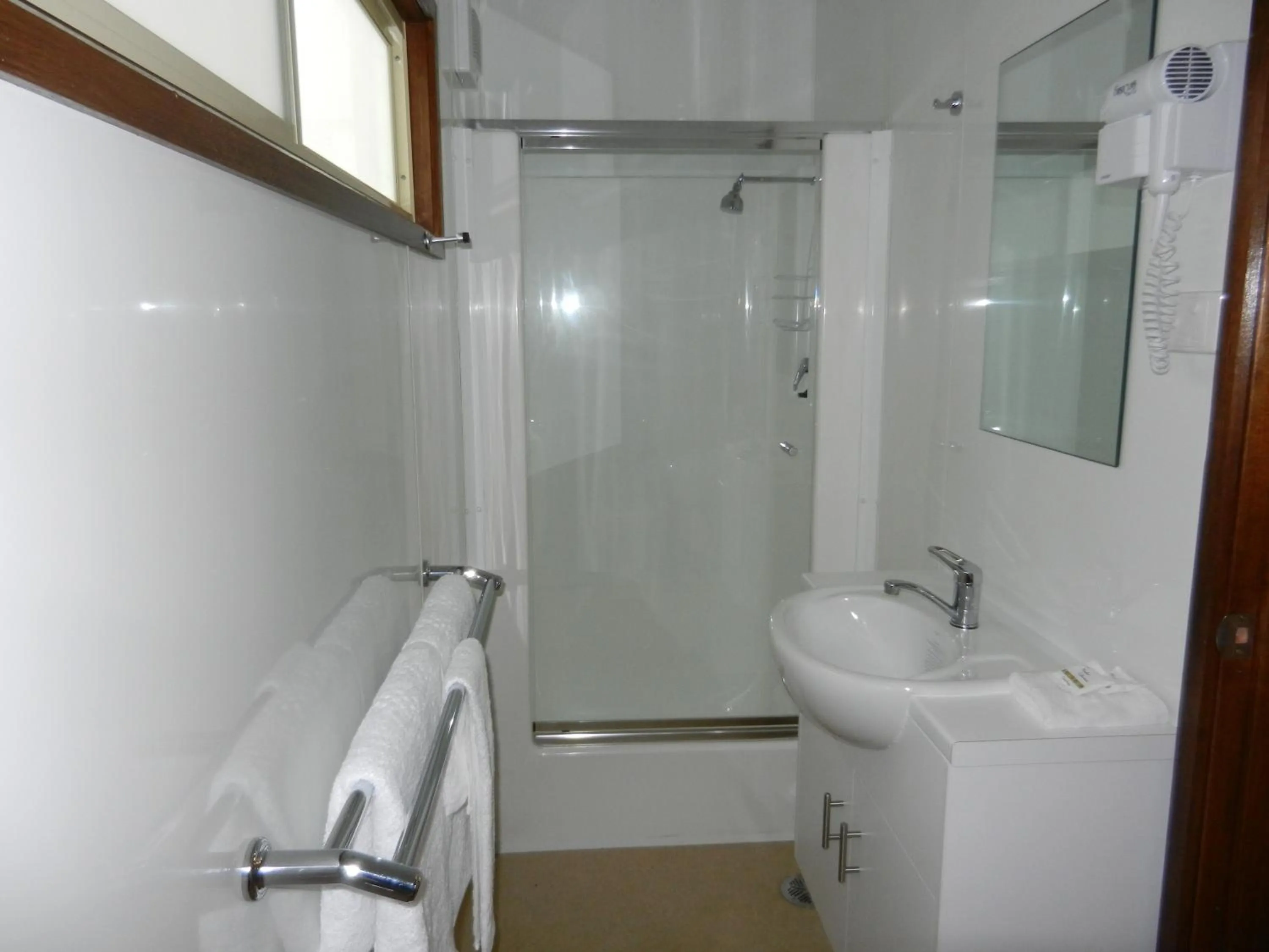 Bathroom in Gundagai Cabins & Tourist Park