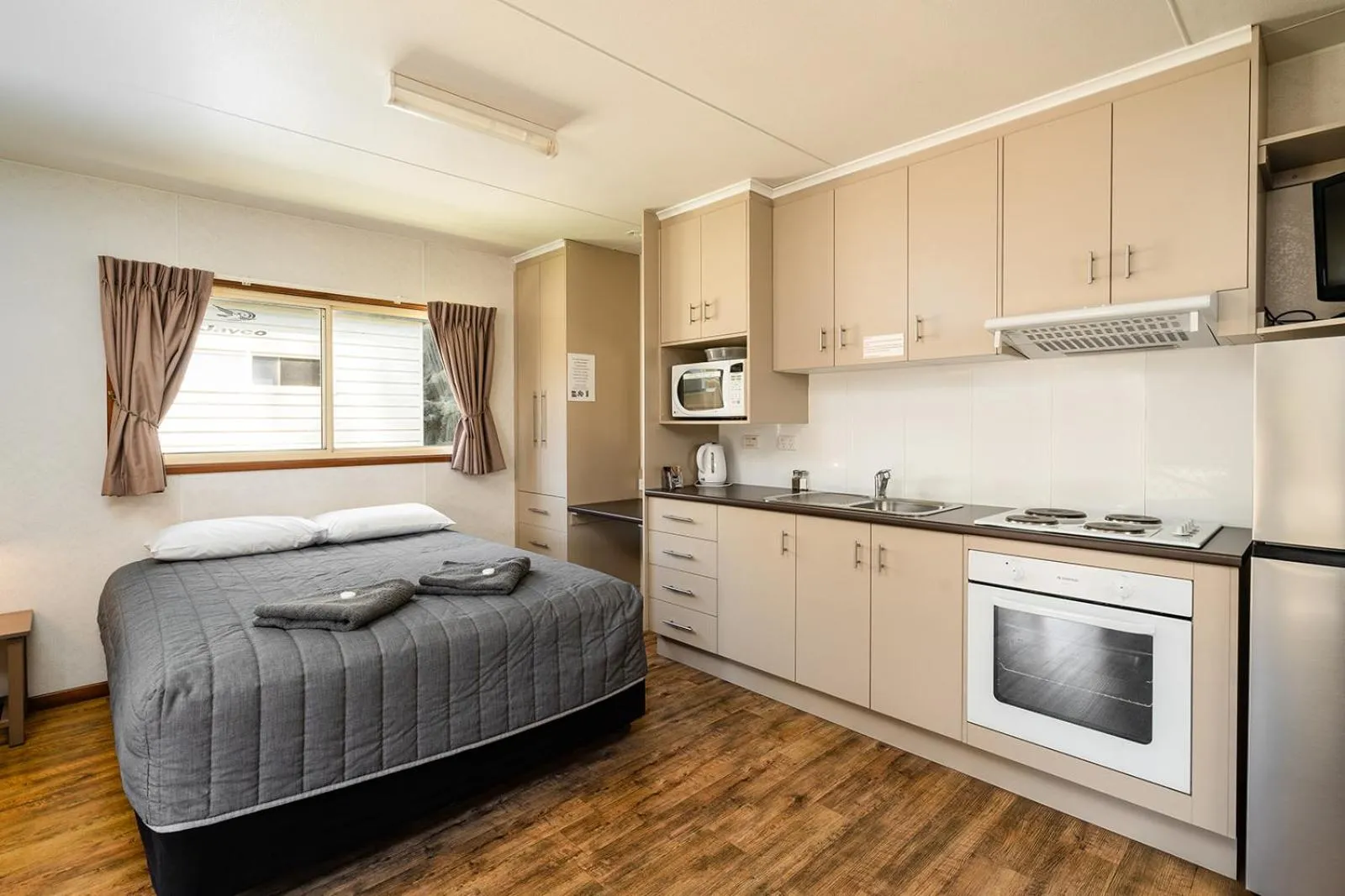 Living room, Bed in Gundagai Cabins & Tourist Park