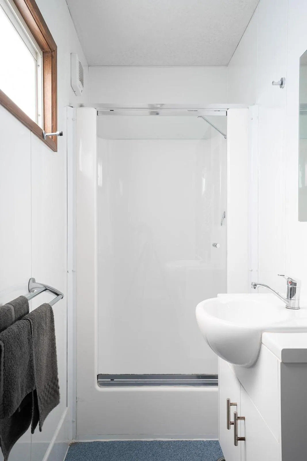 Bathroom in Gundagai Cabins & Tourist Park