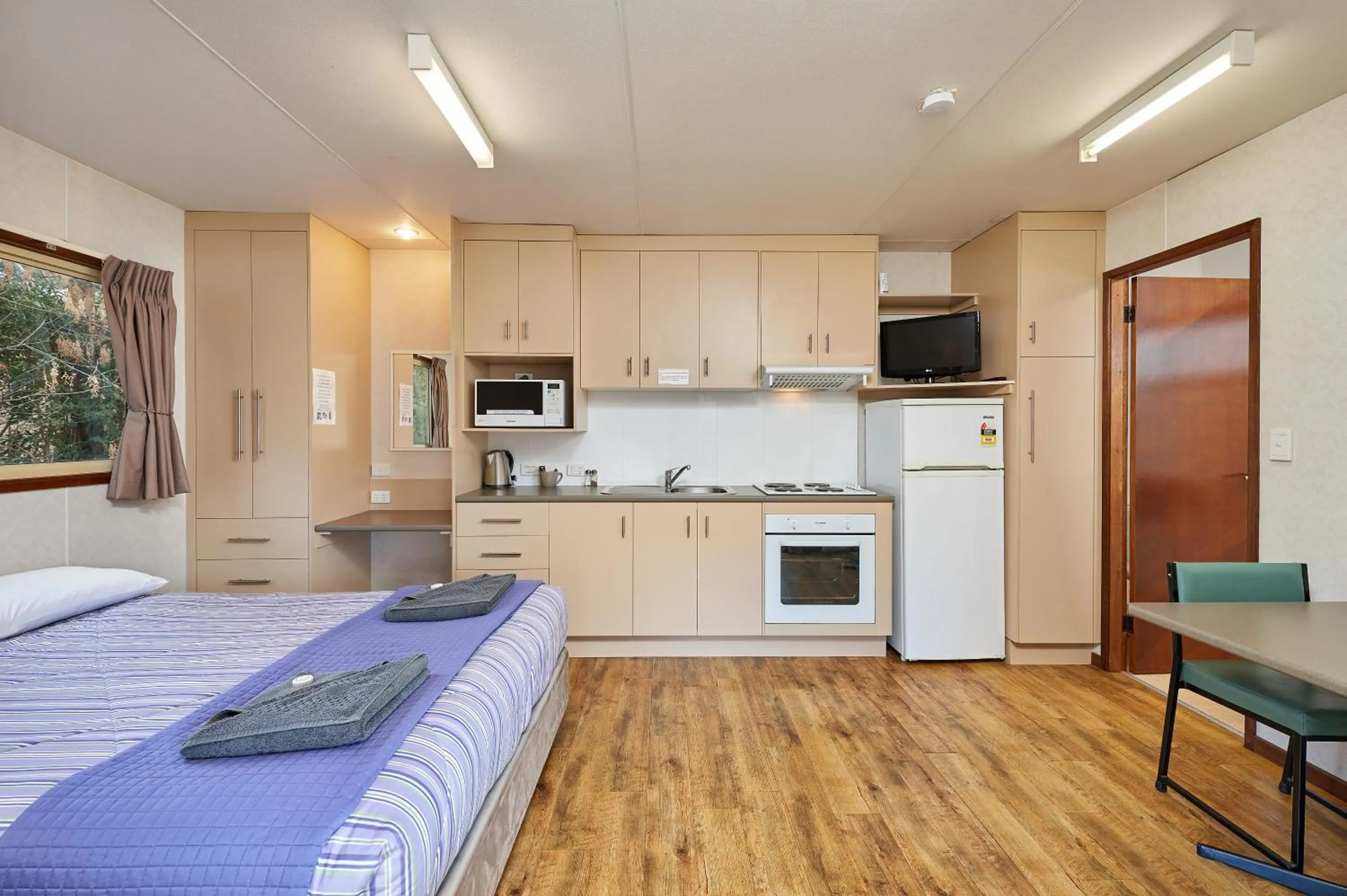 Kitchen or kitchenette, Bed in Gundagai Cabins & Tourist Park