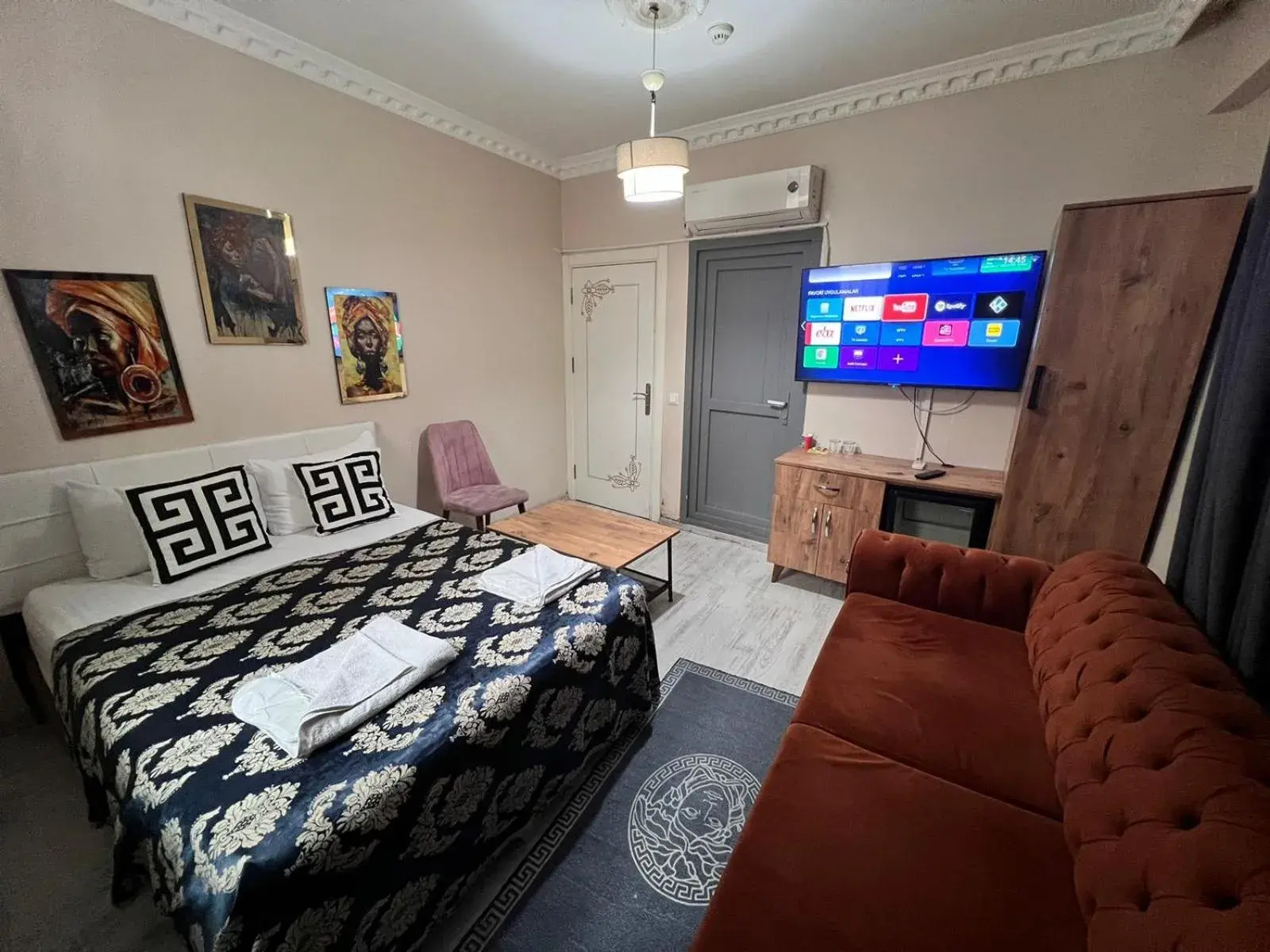 Communal lounge/ TV room, Bed in Royal Suite Hotel Communal lounge/ TV room, Bed in Royal Suite Hotel