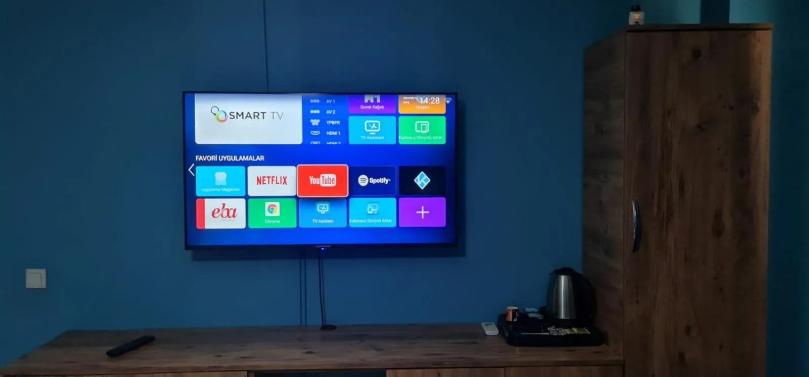 TV and multimedia in Royal Suite Hotel