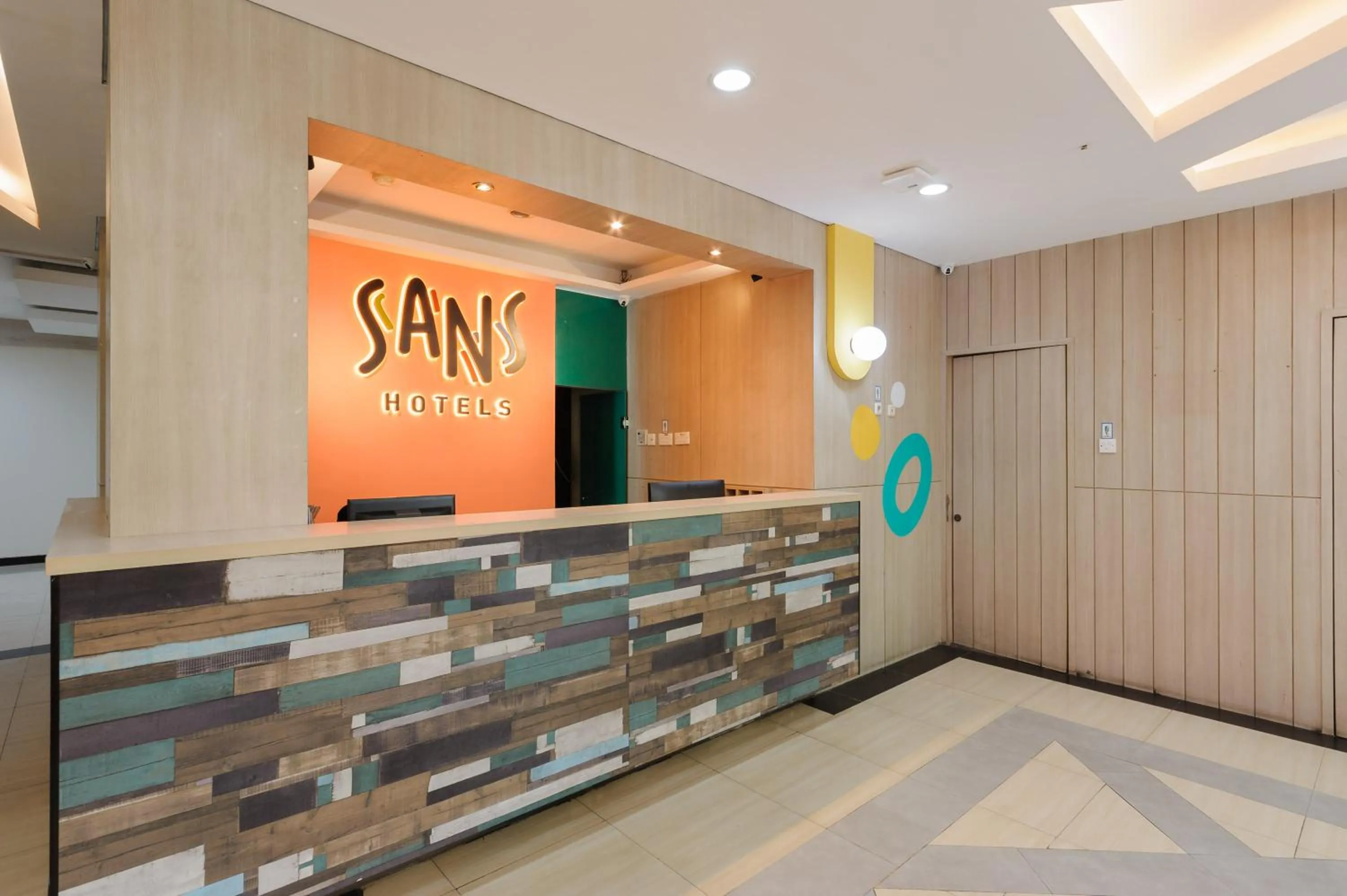 Lobby or reception in Sans Hotel The Green Bekasi by RedDoorz