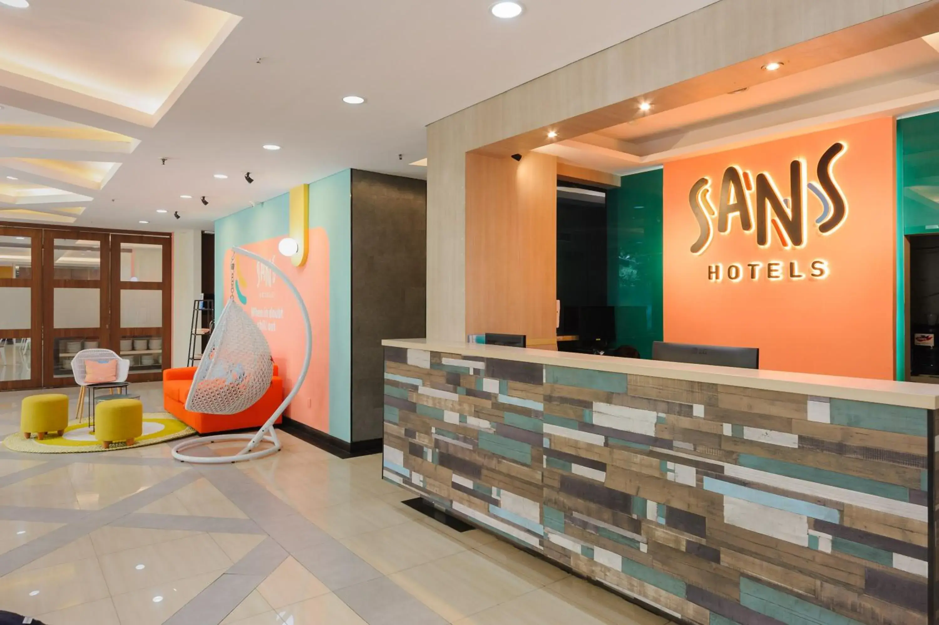 Lobby or reception in Sans Hotel The Green Bekasi by RedDoorz Lobby or reception in Sans Hotel The Green Bekasi by RedDoorz