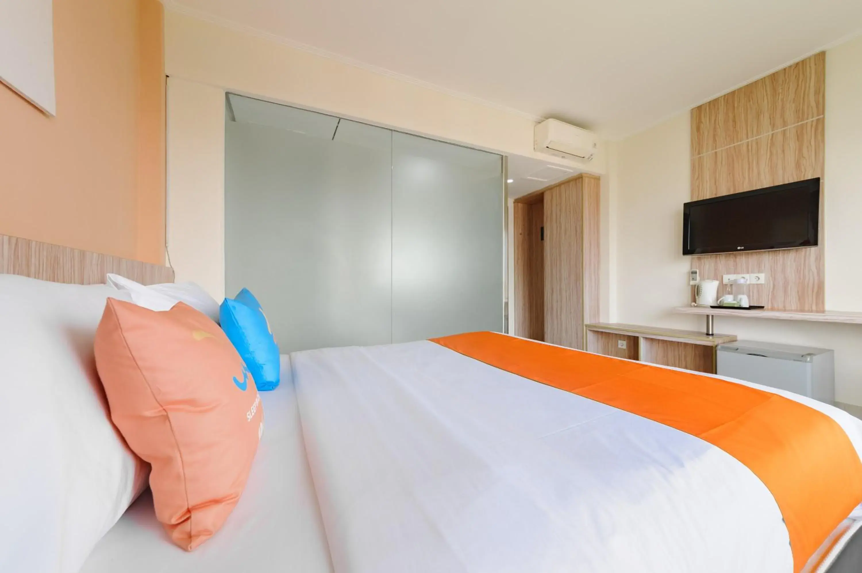 Bedroom, Bed in Sans Hotel The Green Bekasi by RedDoorz Bedroom, Bed in Sans Hotel The Green Bekasi by RedDoorz