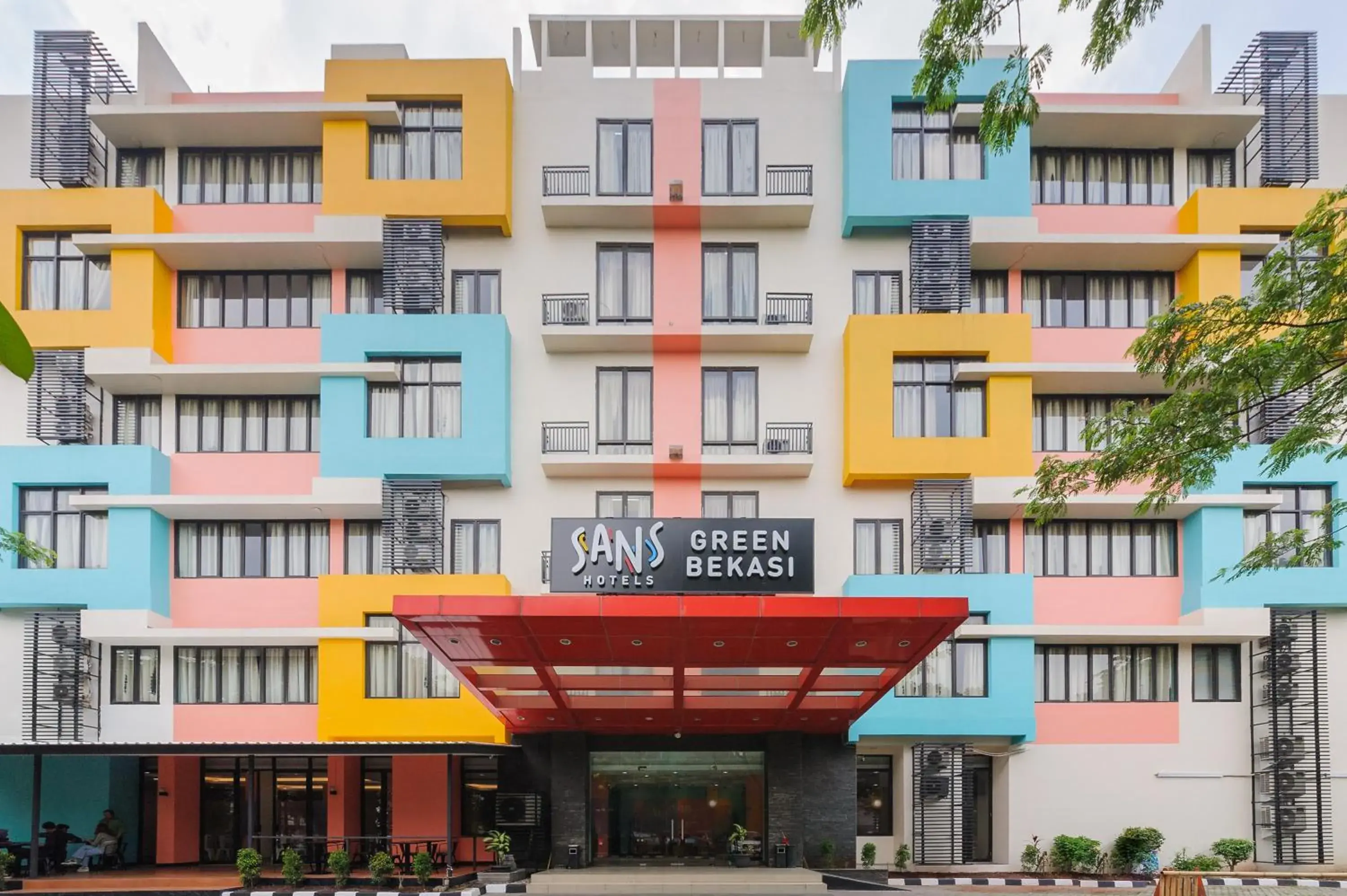 Property building in Sans Hotel The Green Bekasi by RedDoorz Property building in Sans Hotel The Green Bekasi by RedDoorz