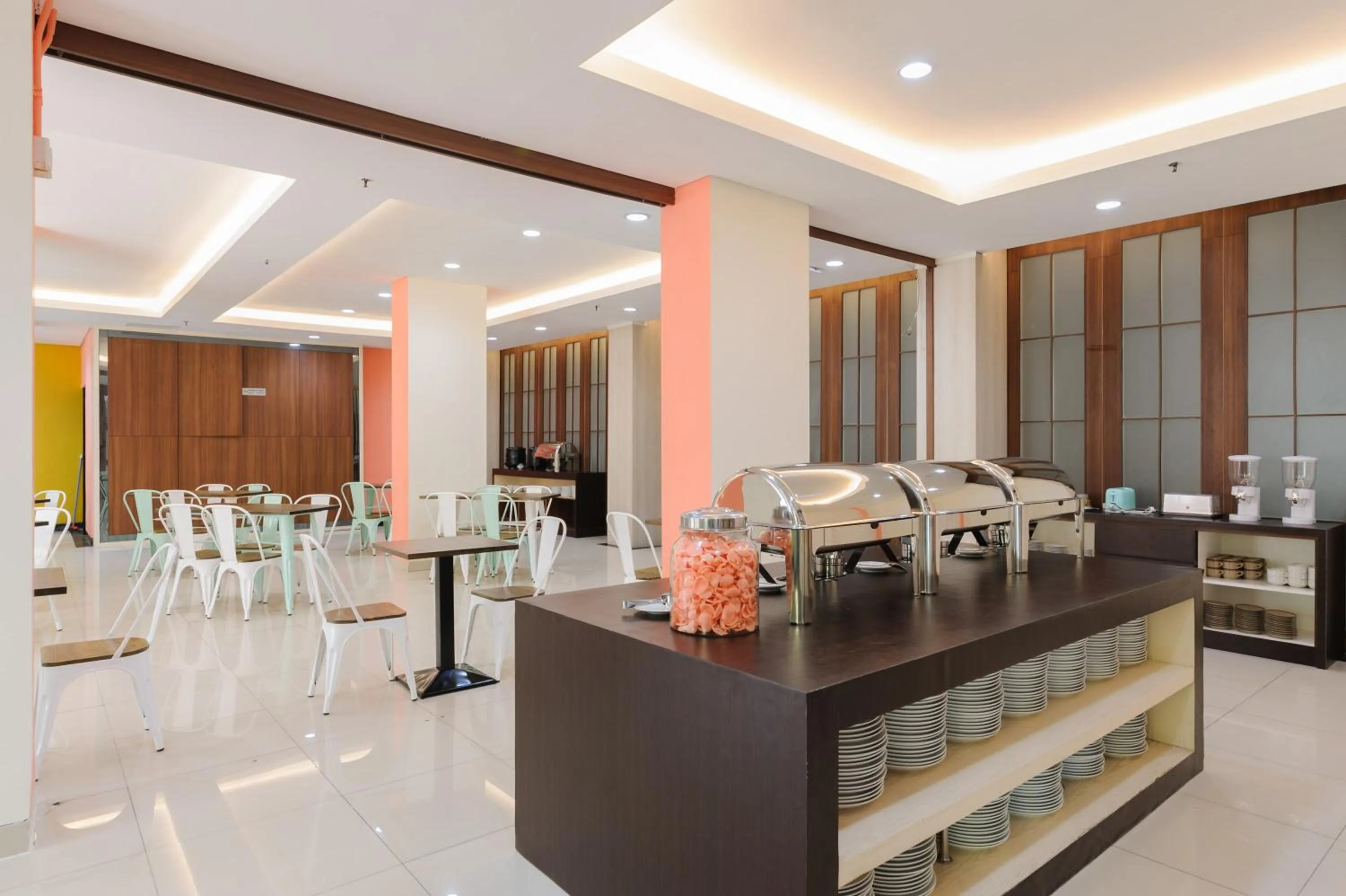 Seating area in Sans Hotel The Green Bekasi by RedDoorz
