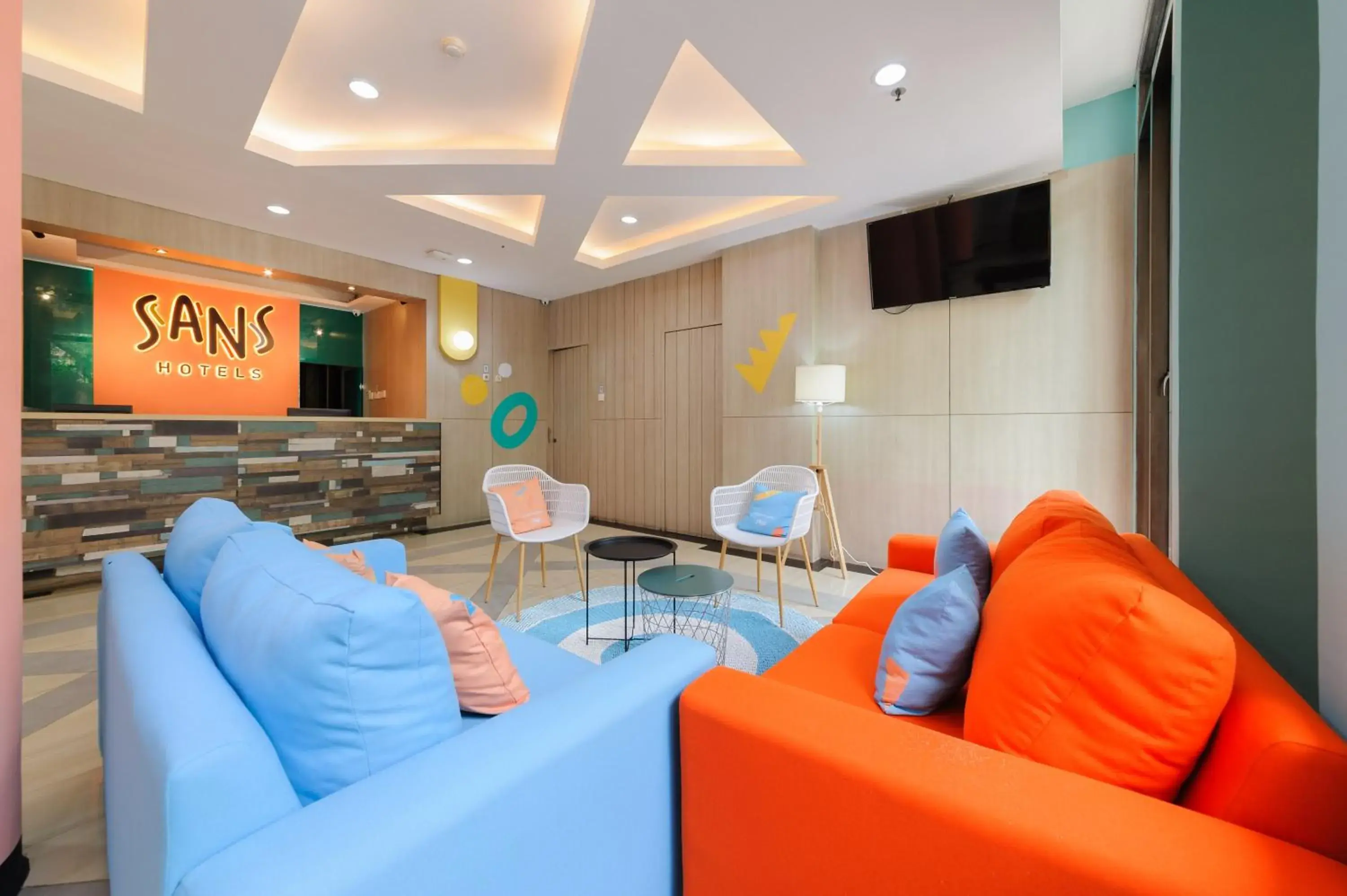 Lobby or reception in Sans Hotel The Green Bekasi by RedDoorz Lobby or reception in Sans Hotel The Green Bekasi by RedDoorz