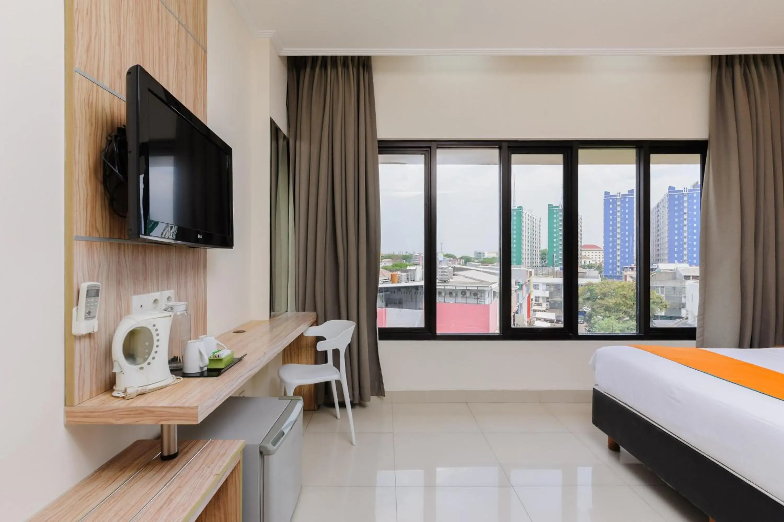 TV and multimedia, Bed in Sans Hotel The Green Bekasi by RedDoorz TV and multimedia, Bed in Sans Hotel The Green Bekasi by RedDoorz