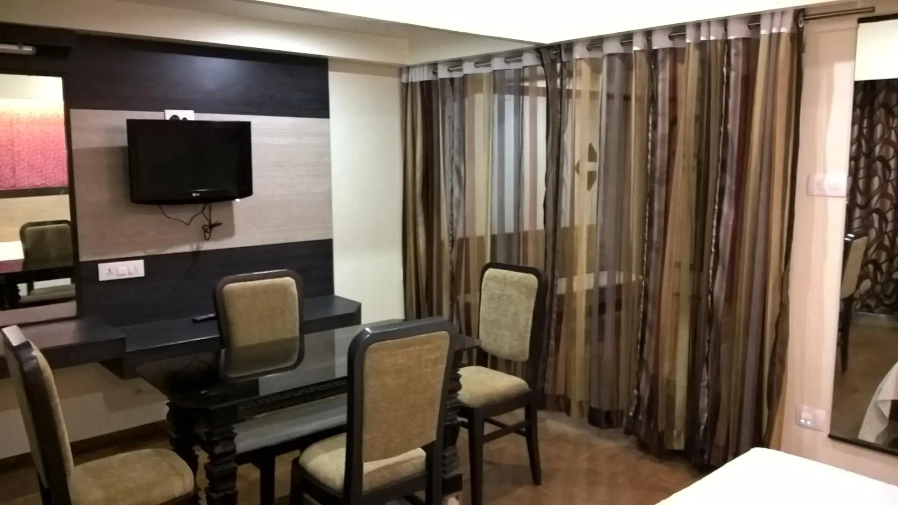 Dining area, Bed in Hotel Supreme Dining area, Bed in Hotel Supreme