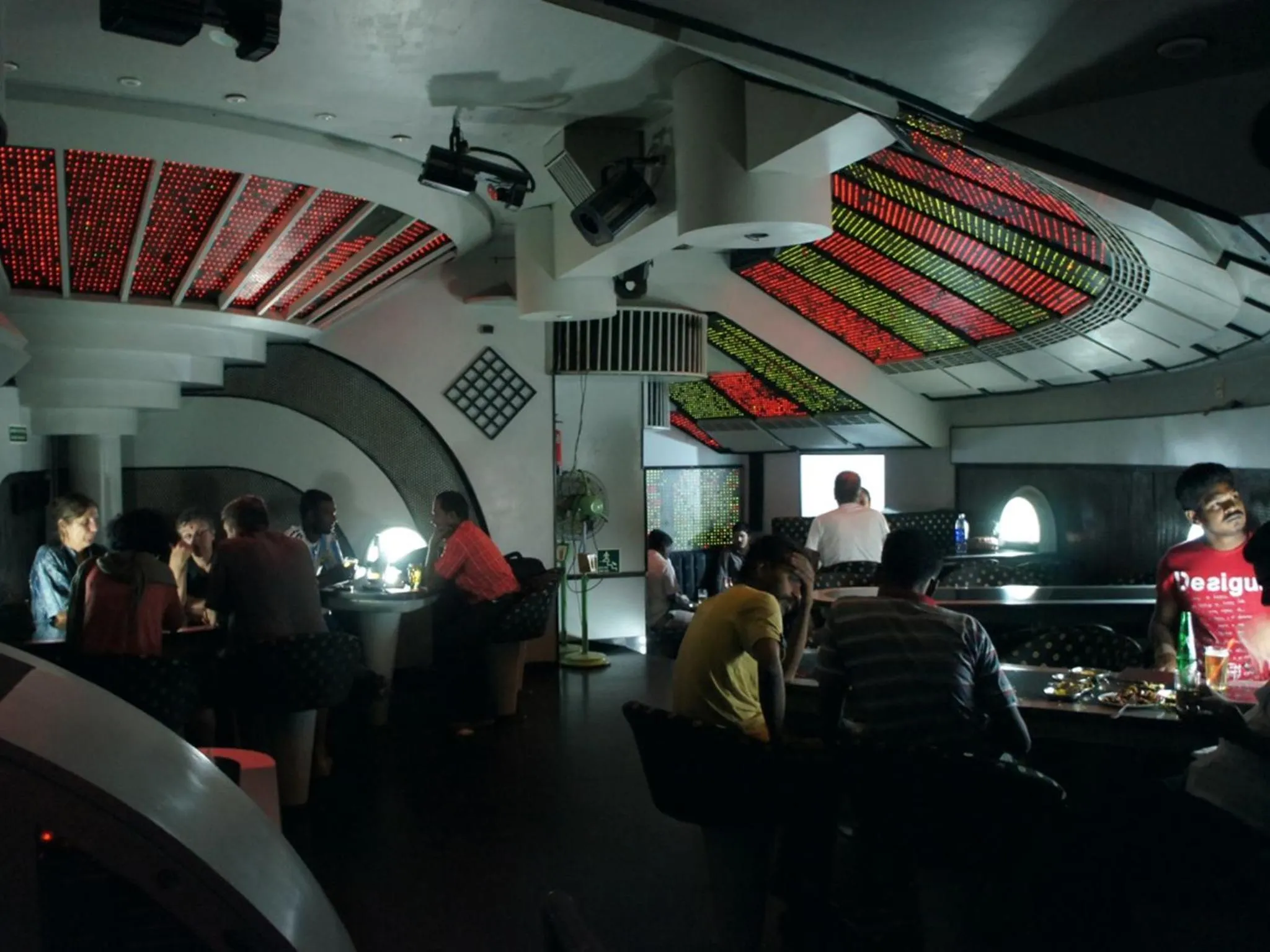 Restaurant/places to eat in Hotel Supreme