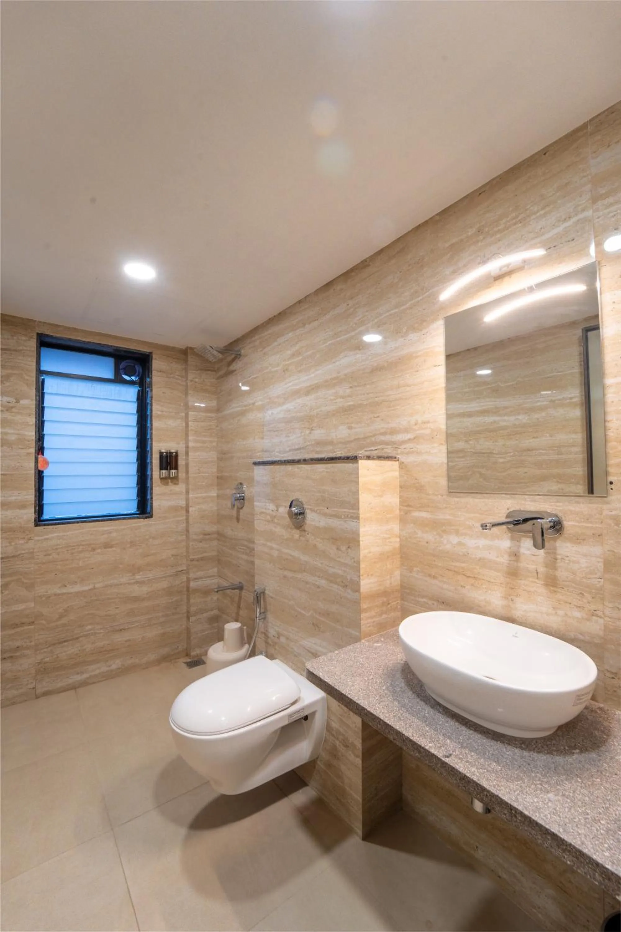 Toilet in Krishna Inn