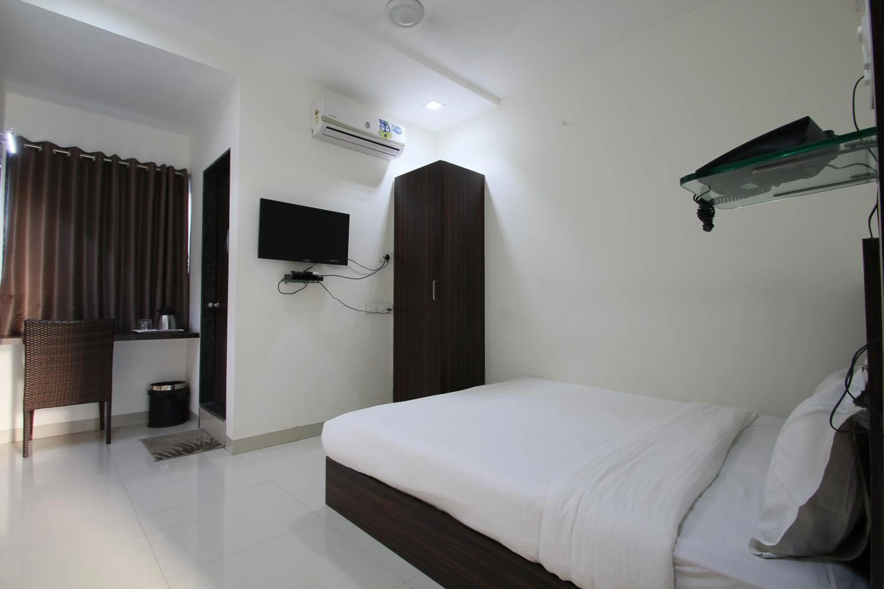 Bedroom, Bed in Krishna Inn