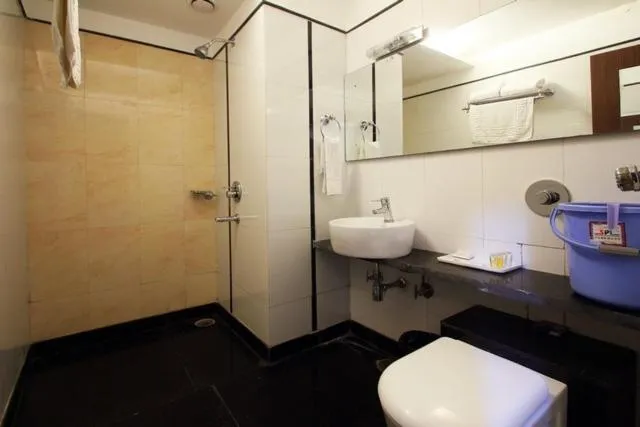Bathroom in Hotel Sheela Shree Plaza