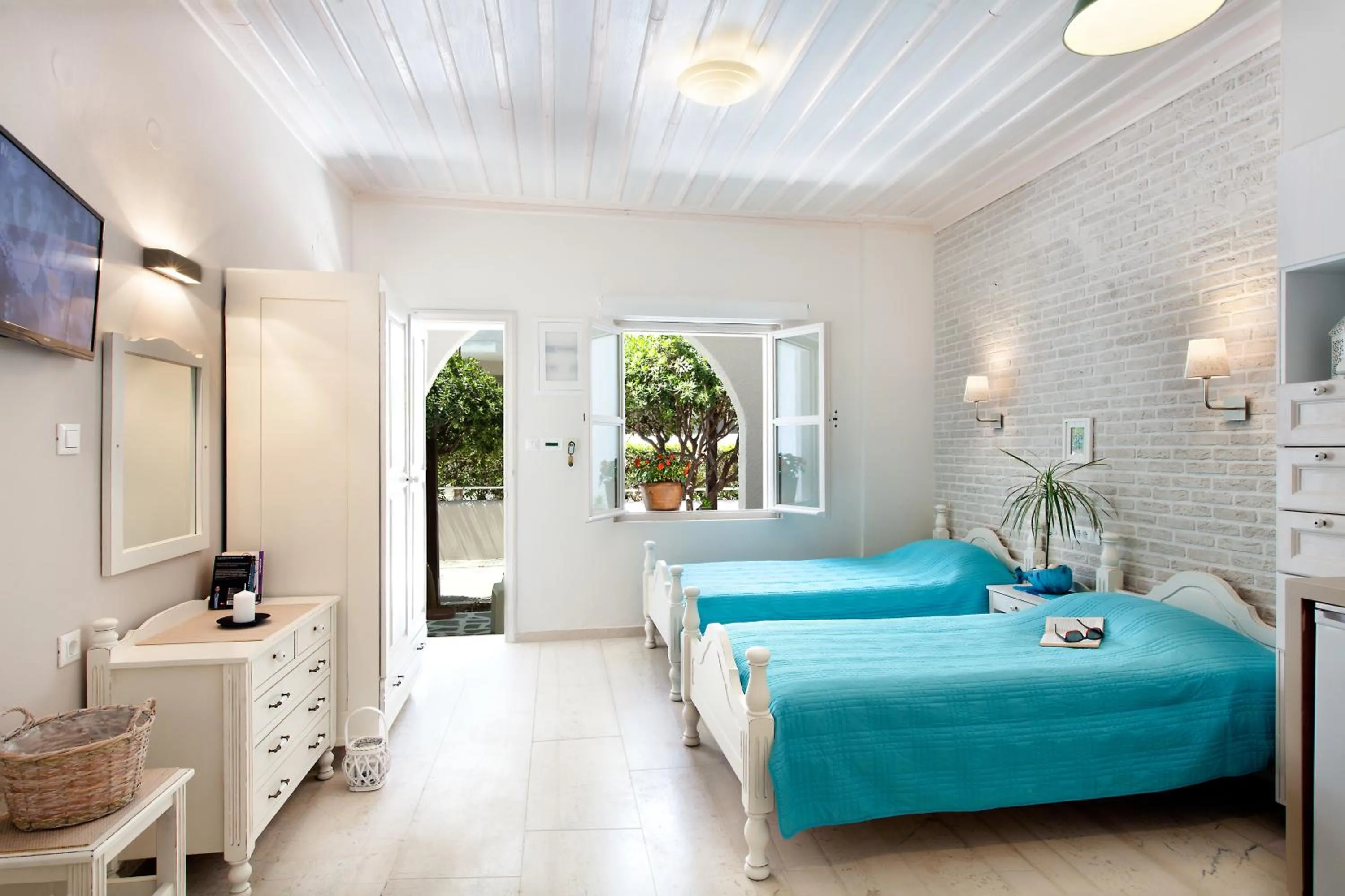 TV and multimedia, Bed in Alkionides Seaside Hotel
