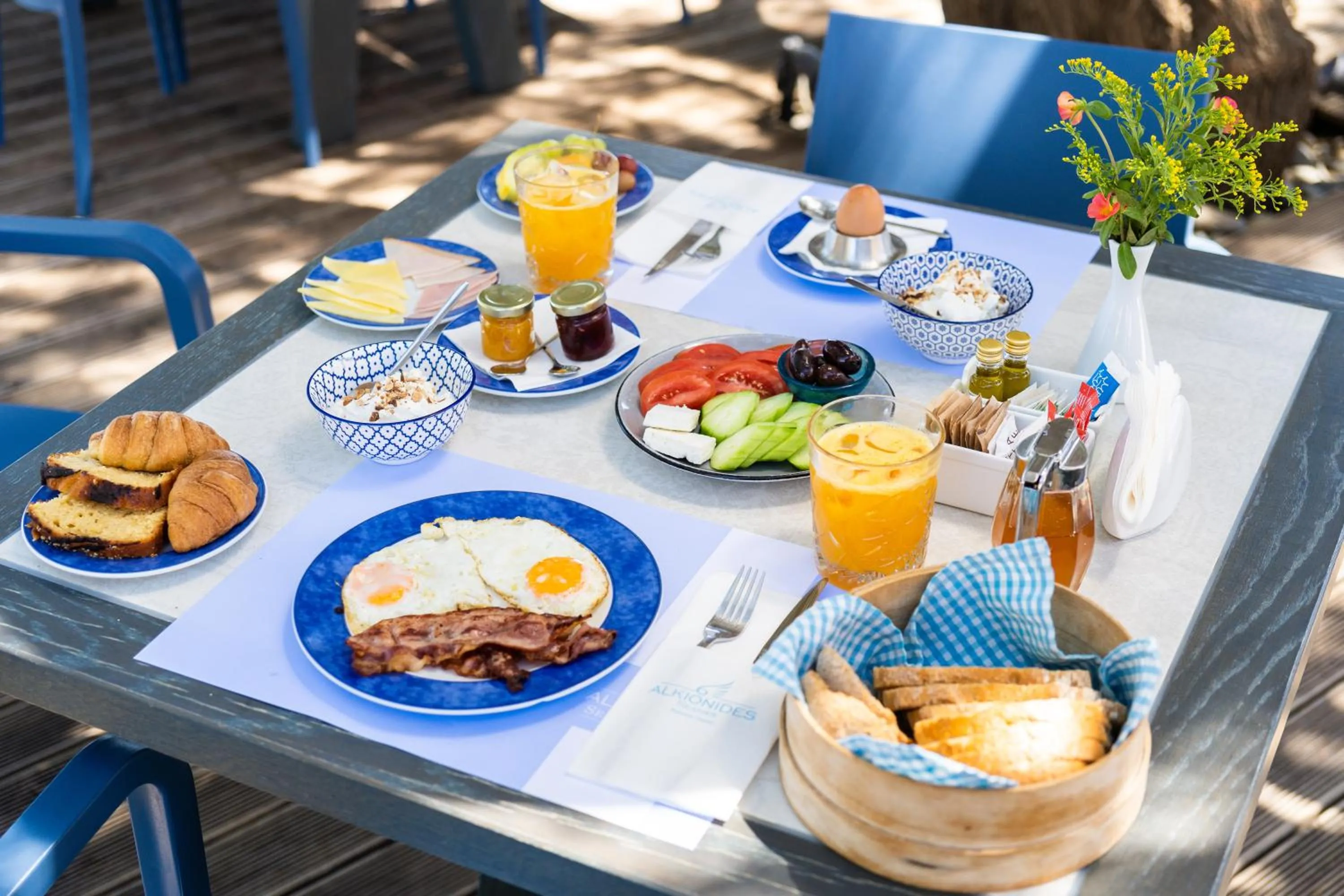 Restaurant/places to eat in Alkionides Seaside Hotel