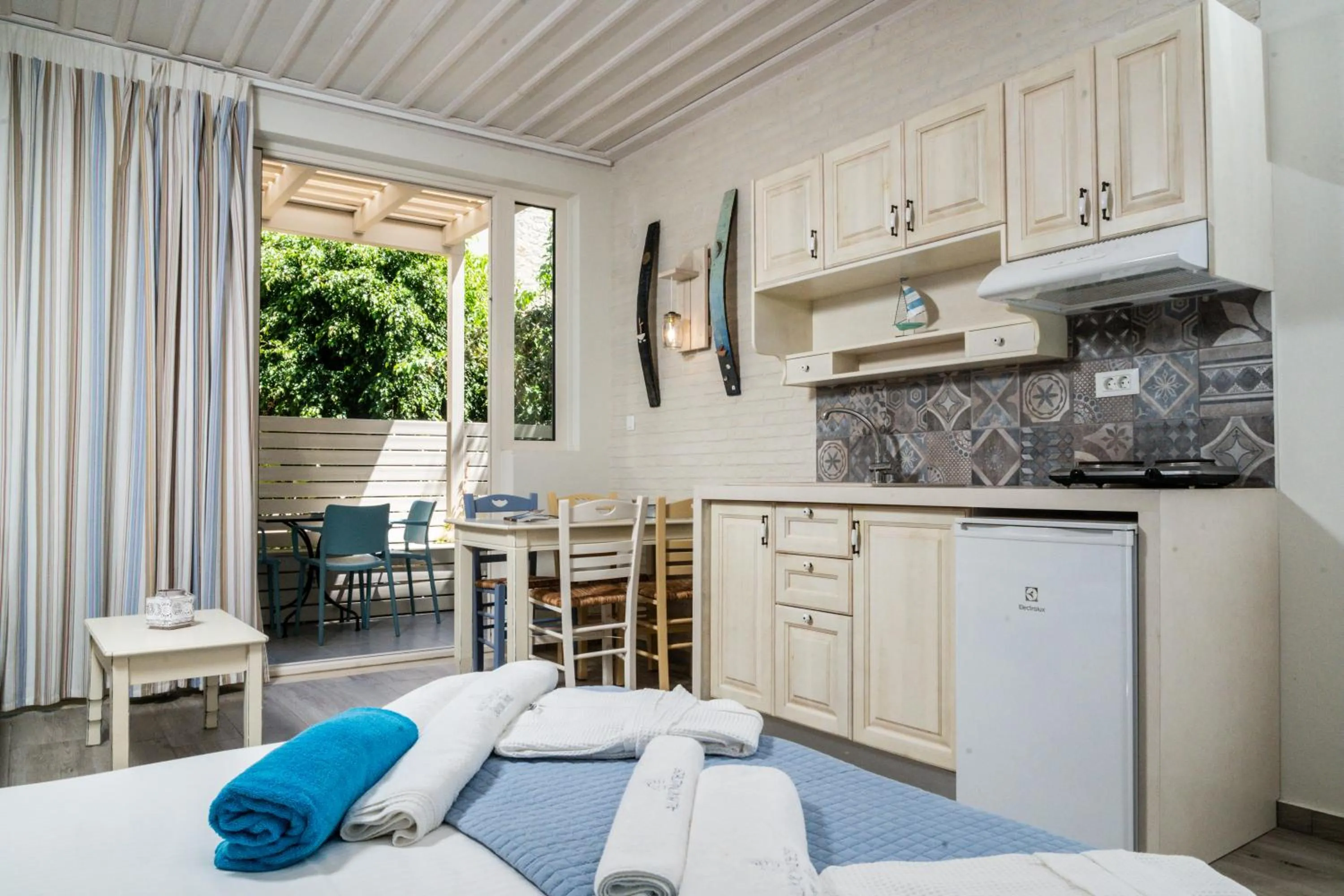 Balcony/Terrace, Bed in Alkionides Seaside Hotel