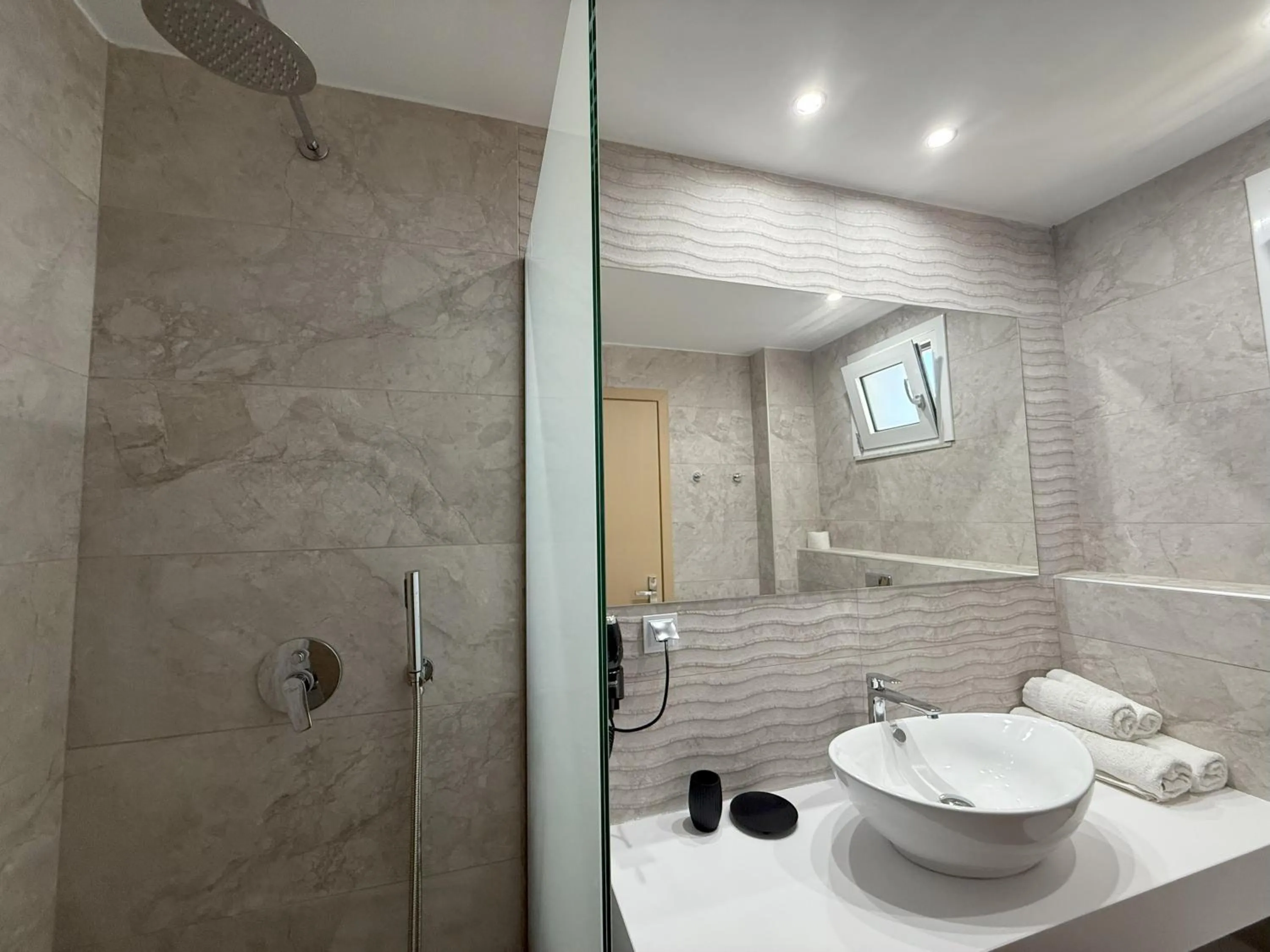 Shower in Elga Hotel & apartments