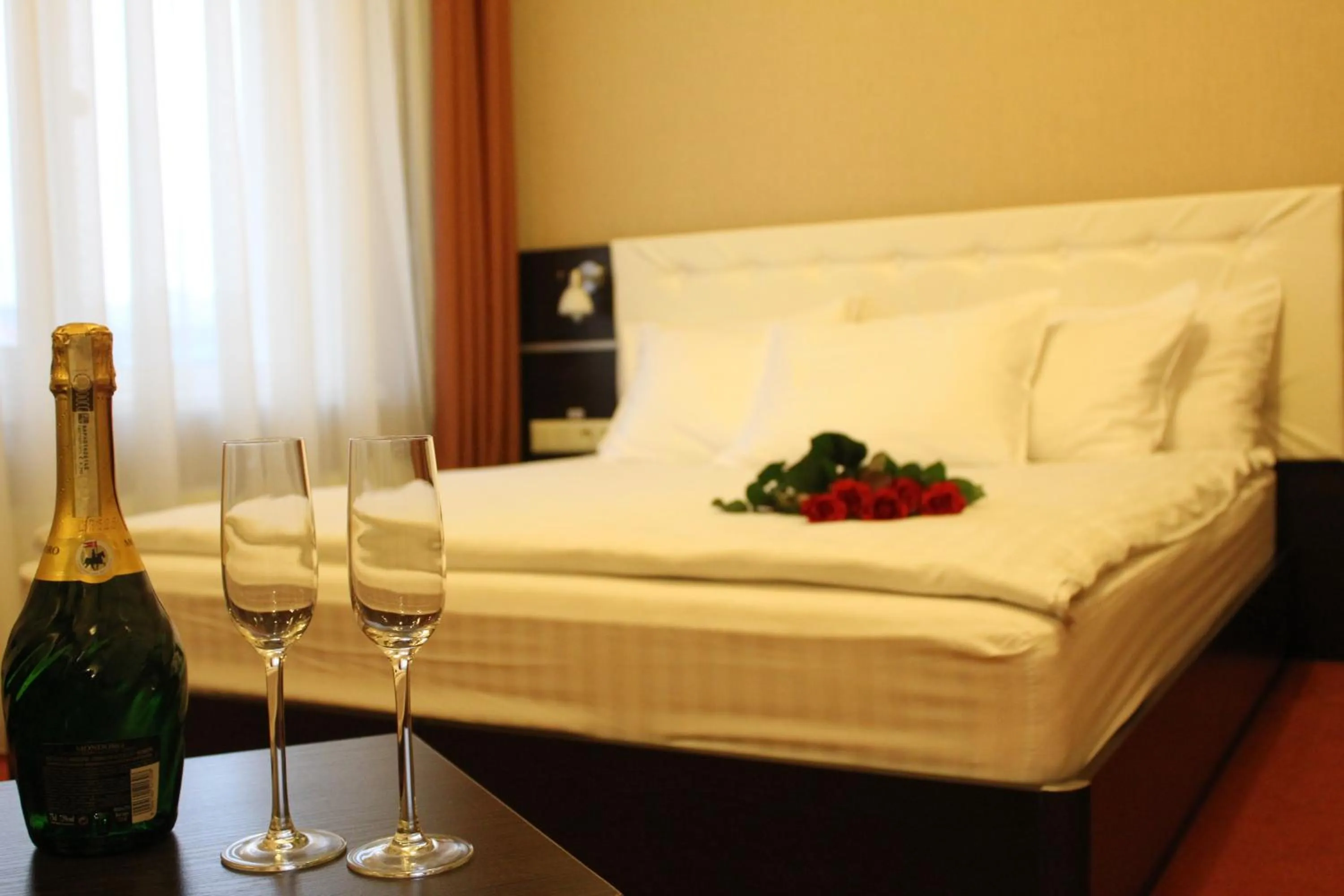 Bed in Kiev 365 Park Hotel